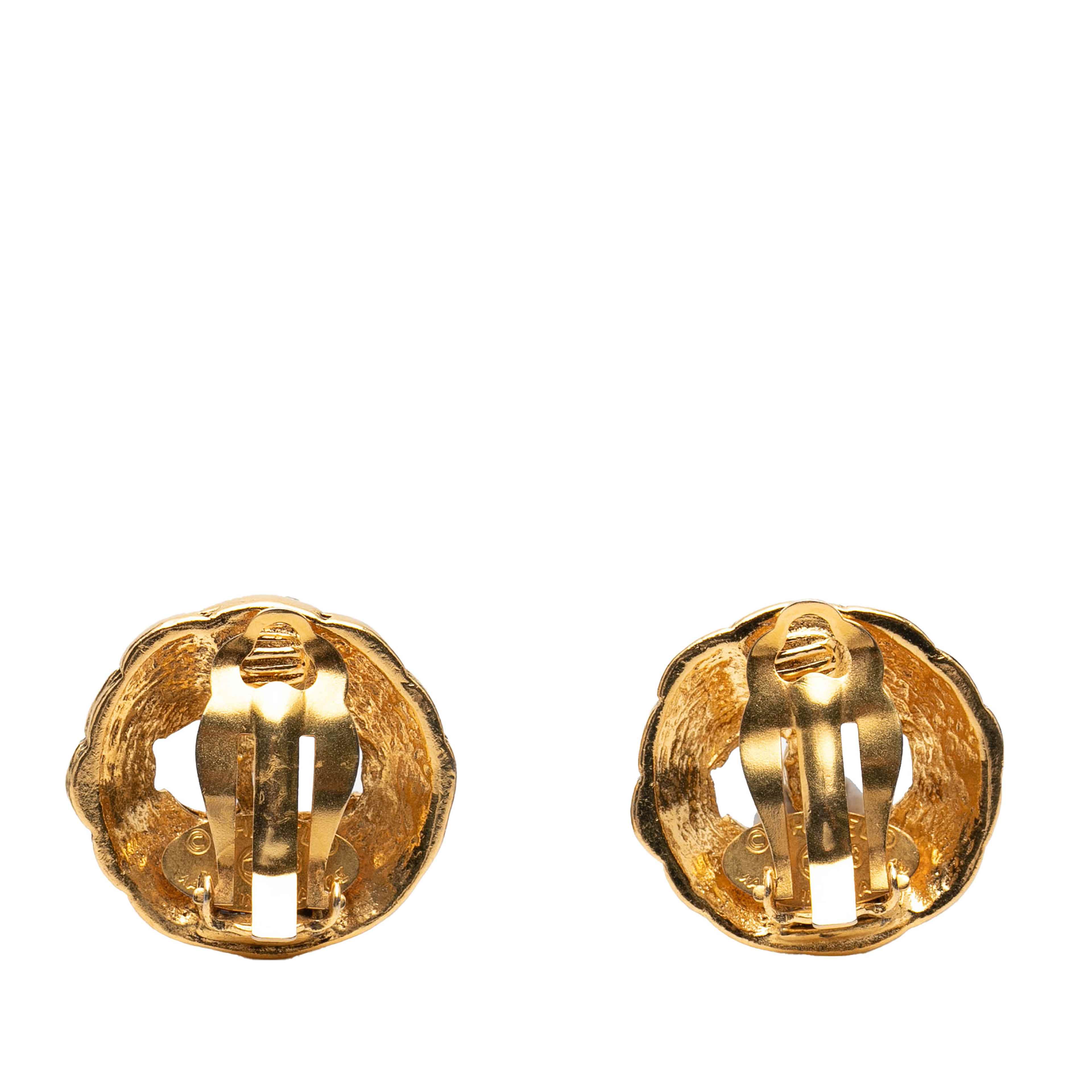 Chanel Gold Plated Cc Round Clip On Earrings, från Luxclusif, i färgen guld. Klicka för att öppna bilden i stort format