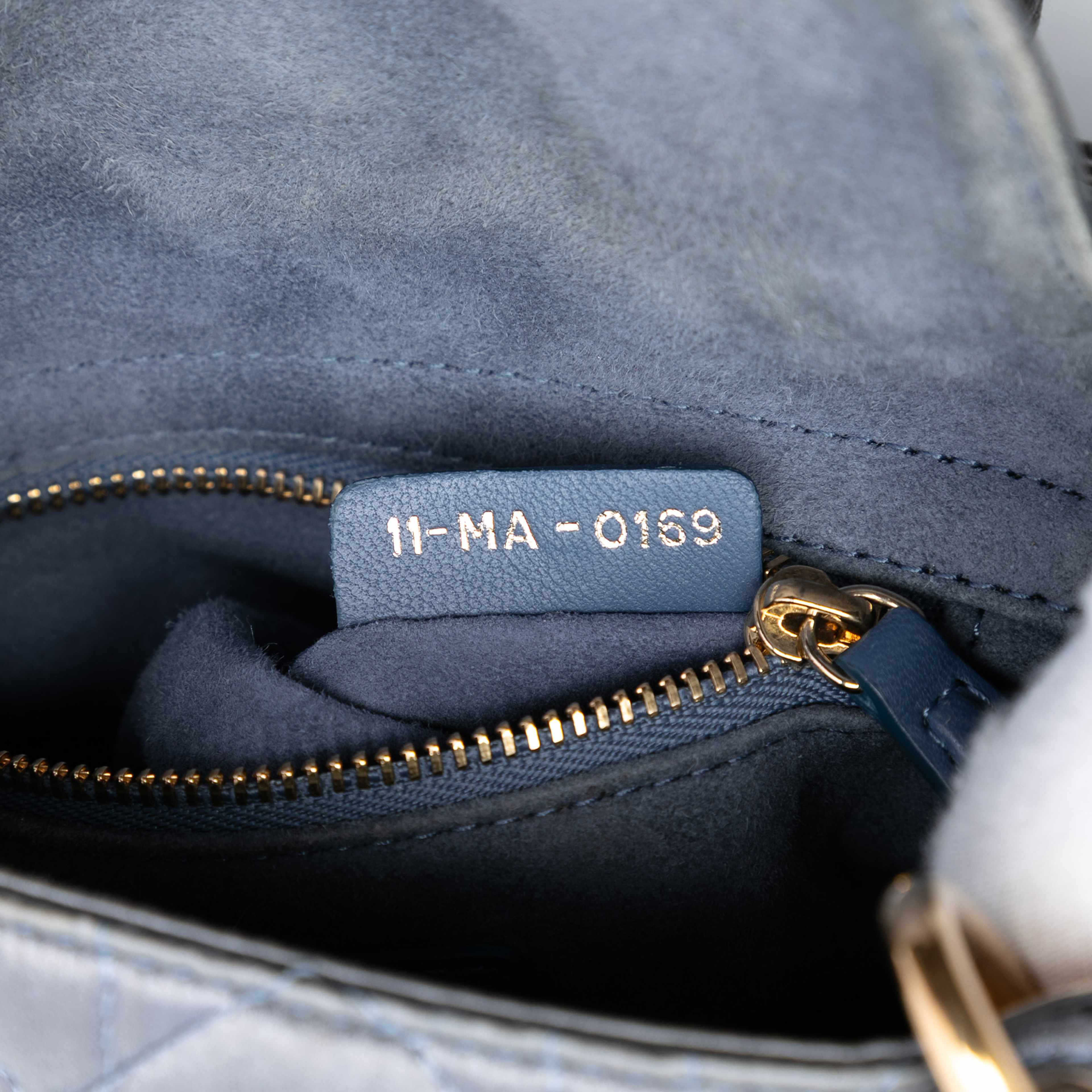 Dior Mini Satin Cannage Swarovski Crystal Lady Dior, från Luxclusif, i färgen gray. Klicka för att öppna bilden i stort format