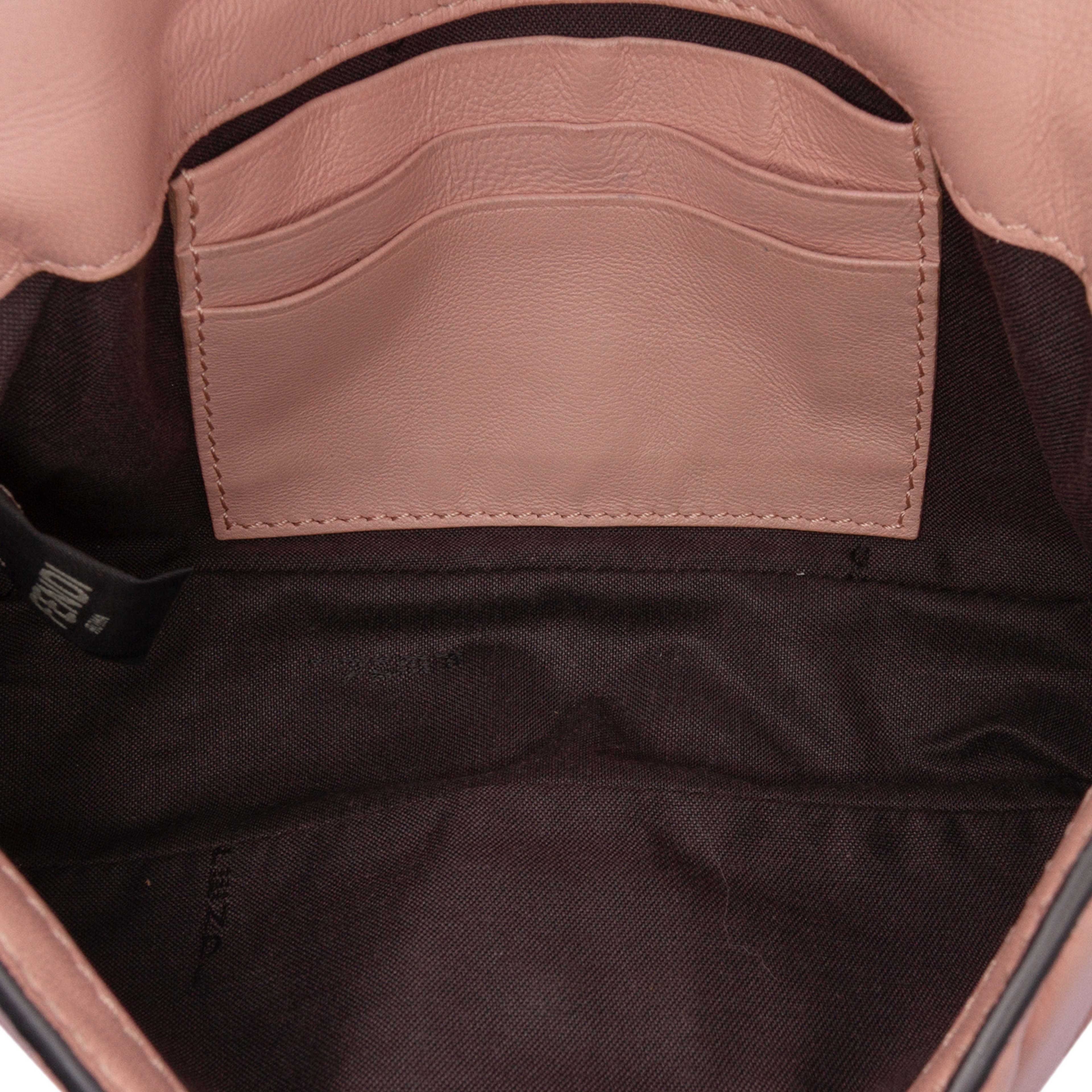 Fendi Mini Zucca Embossed Leather Baguette Satchel, från Luxclusif, i färgen light pink. Klicka för att öppna bilden i stort format