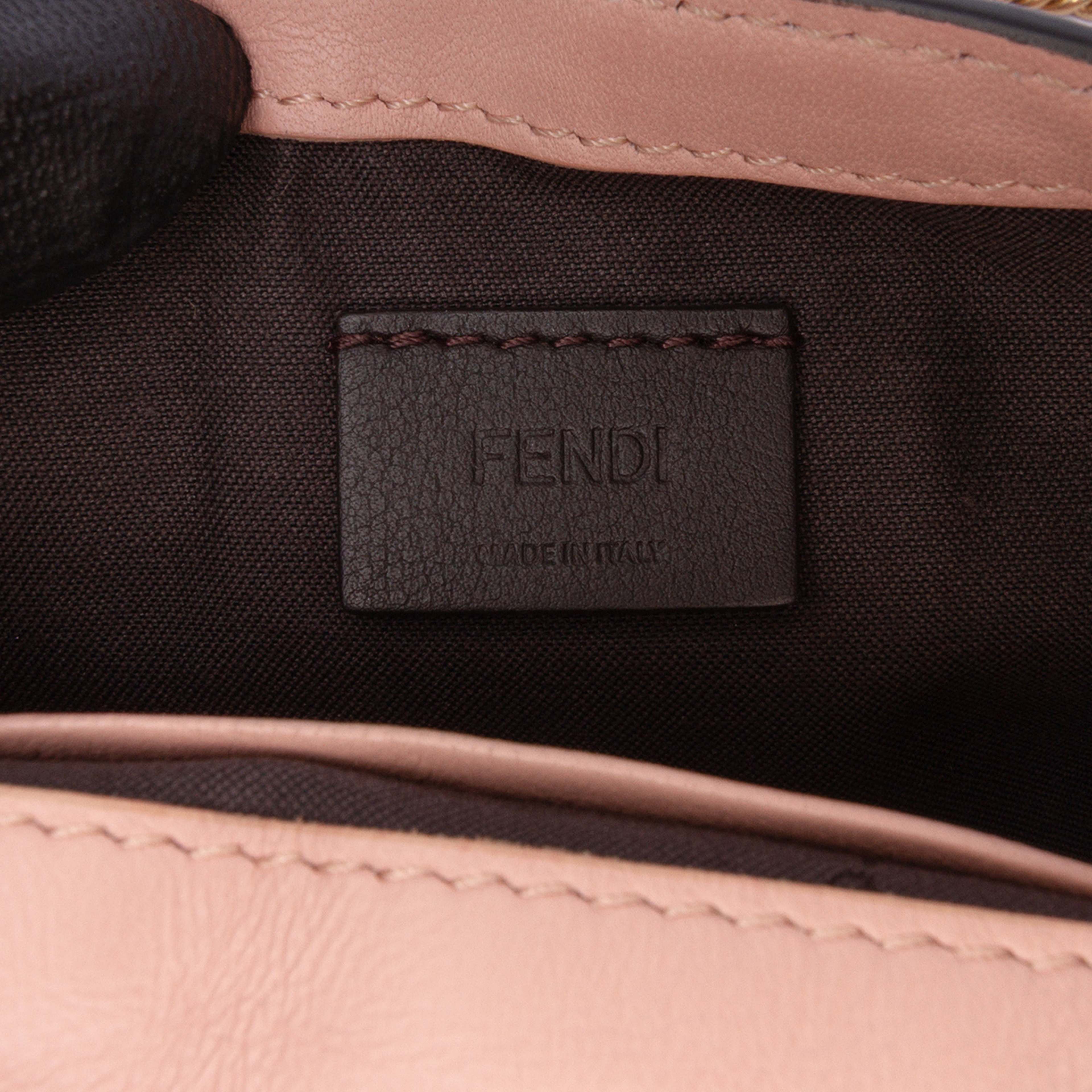 Fendi Mini Zucca Embossed Leather Baguette Satchel, från Luxclusif, i färgen light pink. Klicka för att öppna bilden i stort format