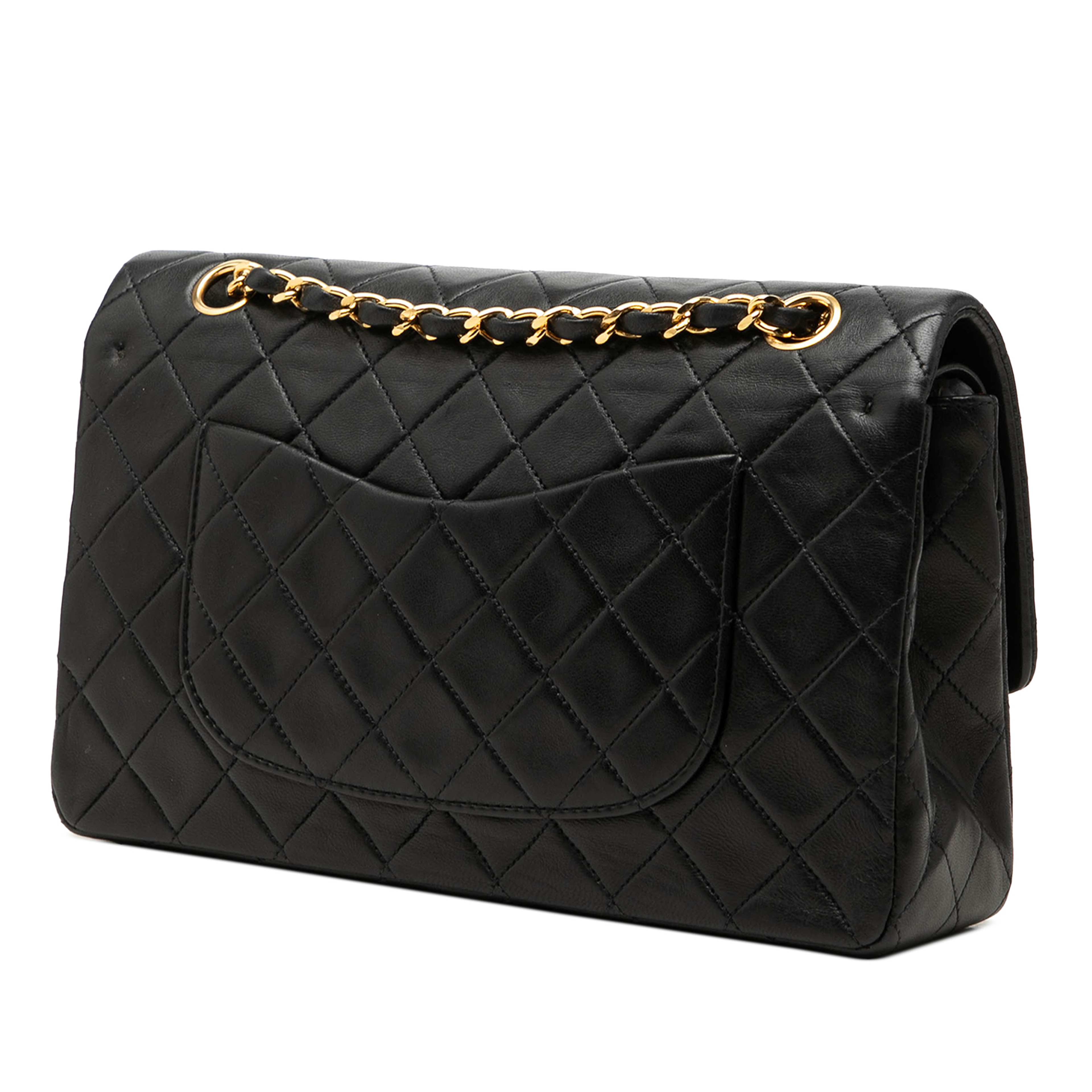 Chanel Medium Classic Lambskin Double Flap, från Luxclusif, i färgen svart. Klicka för att öppna bilden i stort format