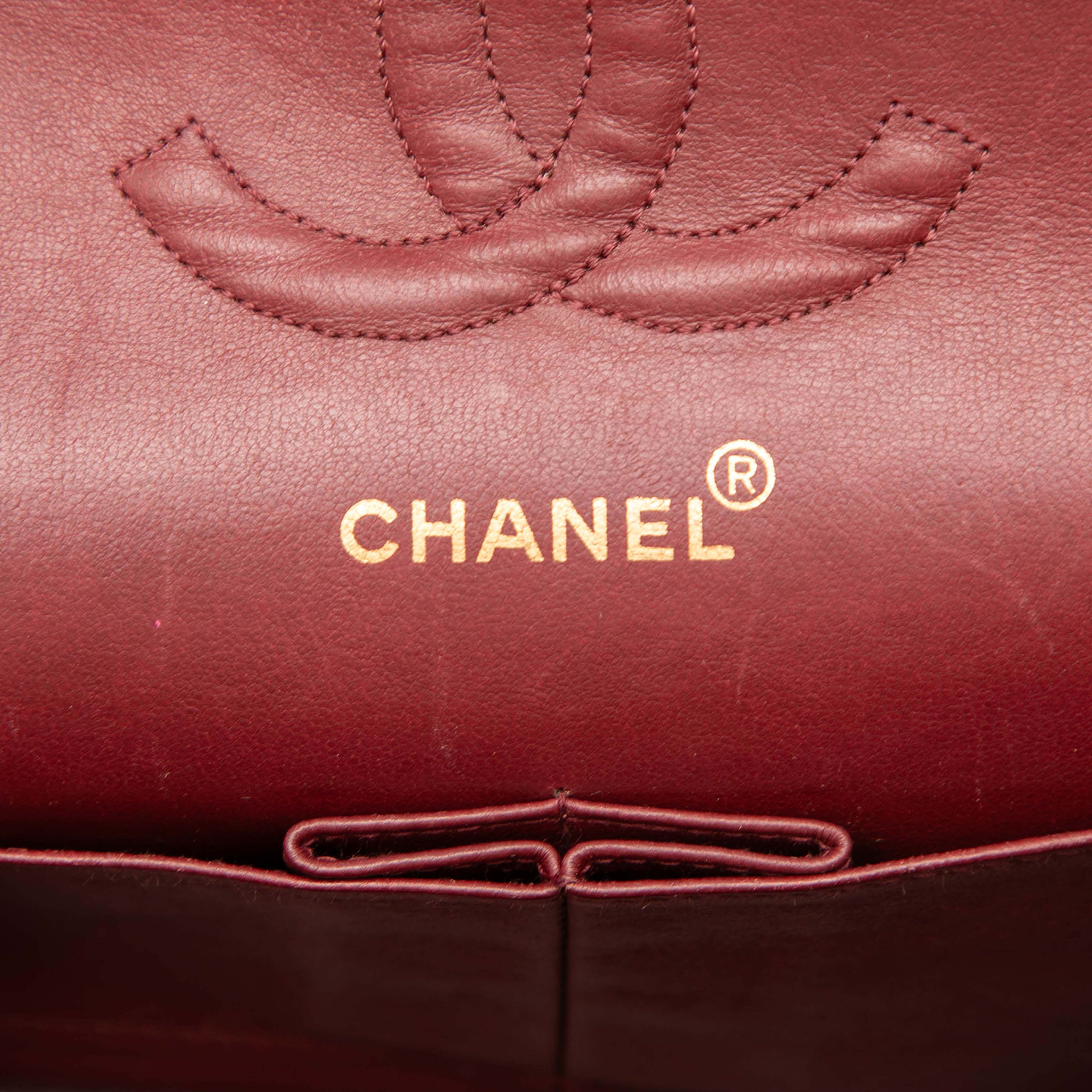 Chanel Medium Classic Lambskin Double Flap, från Luxclusif, i färgen svart. Klicka för att öppna bilden i stort format