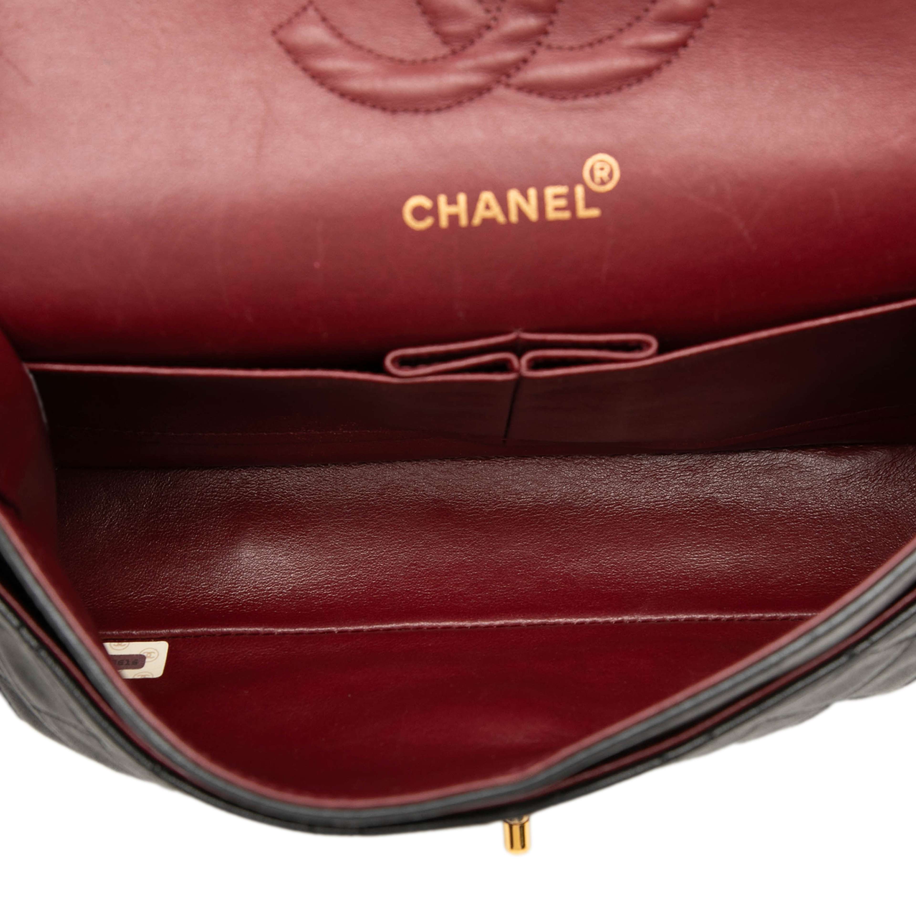 Chanel Medium Classic Lambskin Double Flap, från Luxclusif, i färgen svart. Klicka för att öppna bilden i stort format