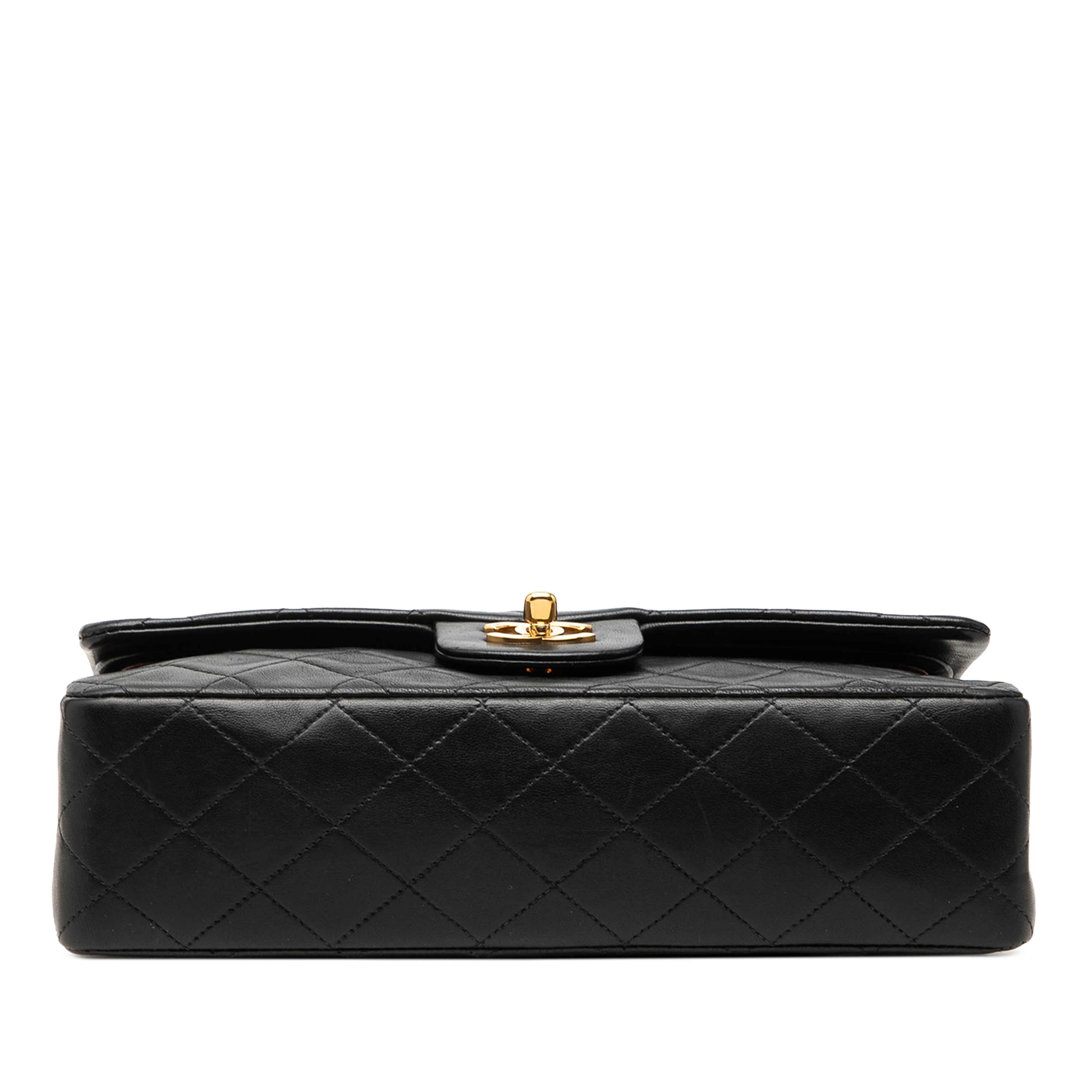 Chanel Medium Classic Lambskin Double Flap, från Luxclusif, i färgen svart. Klicka för att öppna bilden i stort format