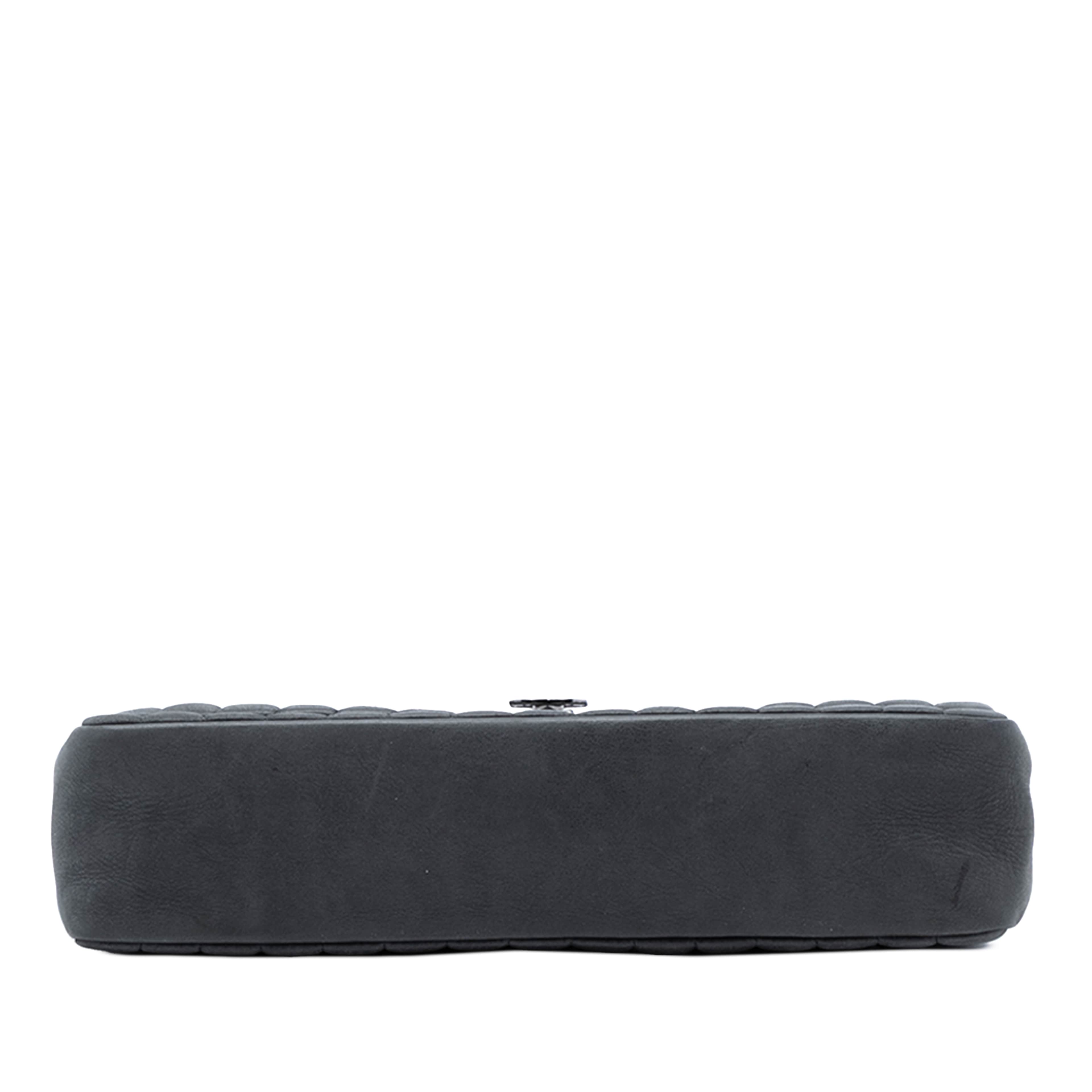 Chanel Chocolate Bar Iridescent Calfskin Bubble Flap, från Luxclusif, i färgen charcoal. Klicka för att öppna bilden i stort format