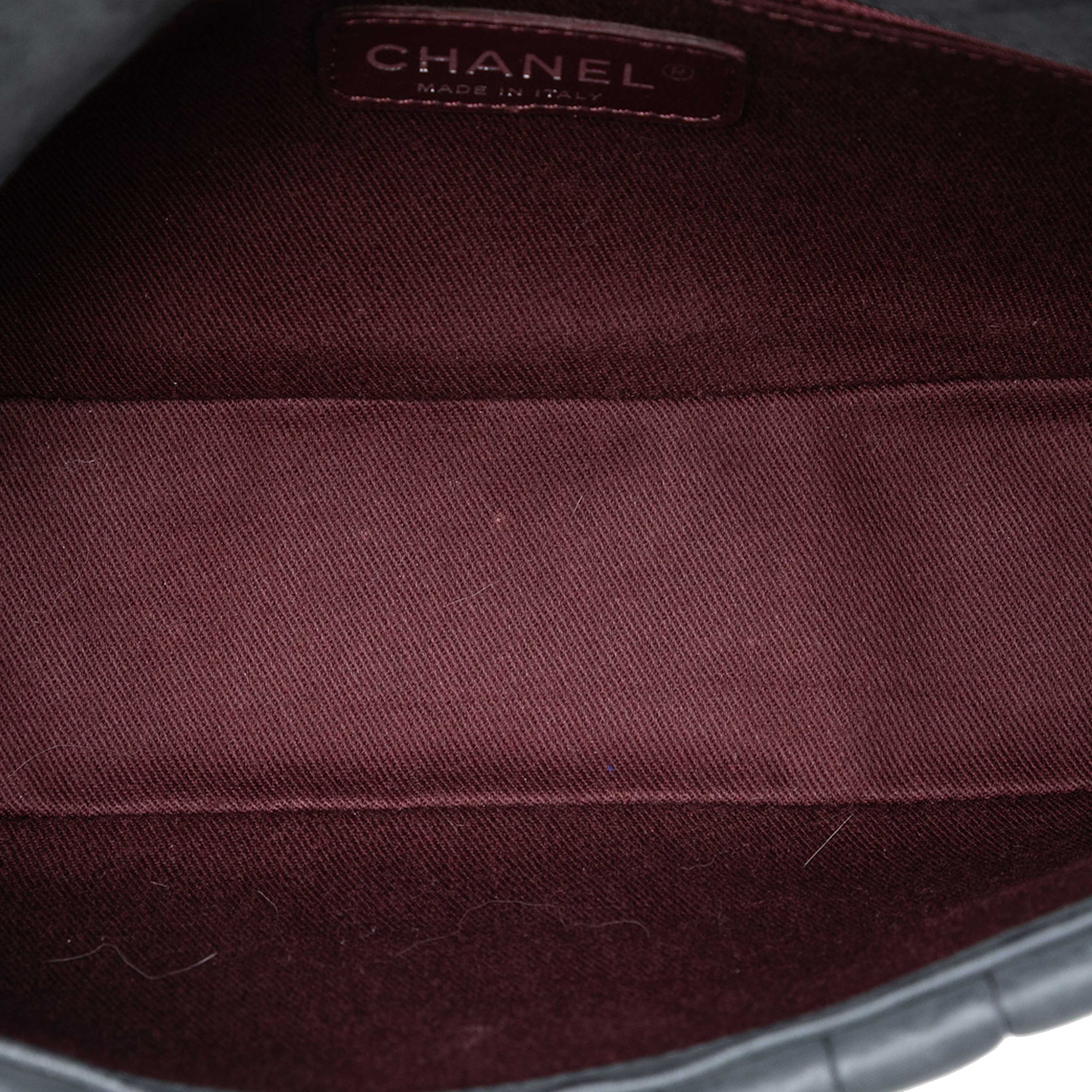 Chanel Chocolate Bar Iridescent Calfskin Bubble Flap, från Luxclusif, i färgen charcoal. Klicka för att öppna bilden i stort format