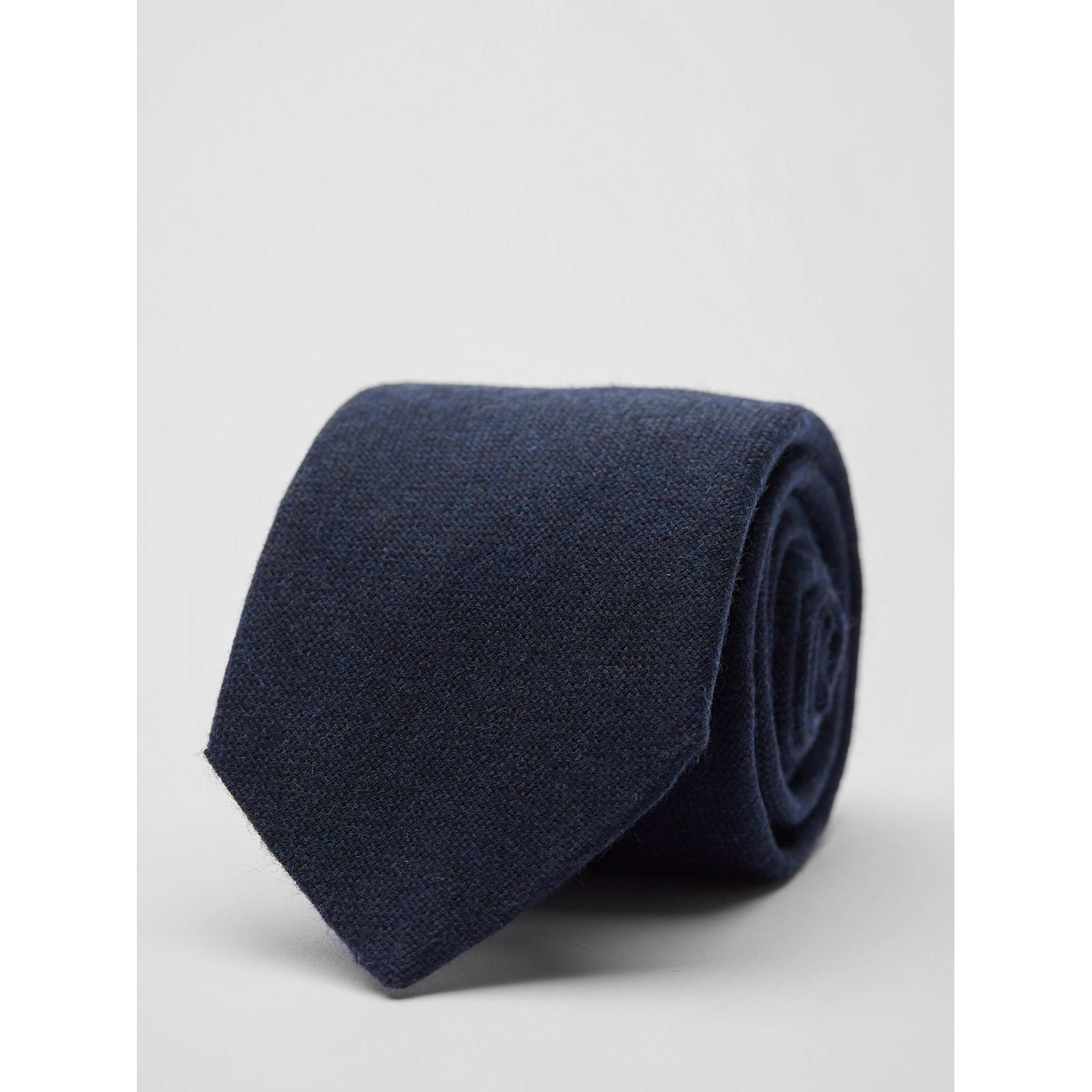 Cashmere Tie, från John Henric, i färgen mörkblå. Klicka för att öppna bilden i stort format