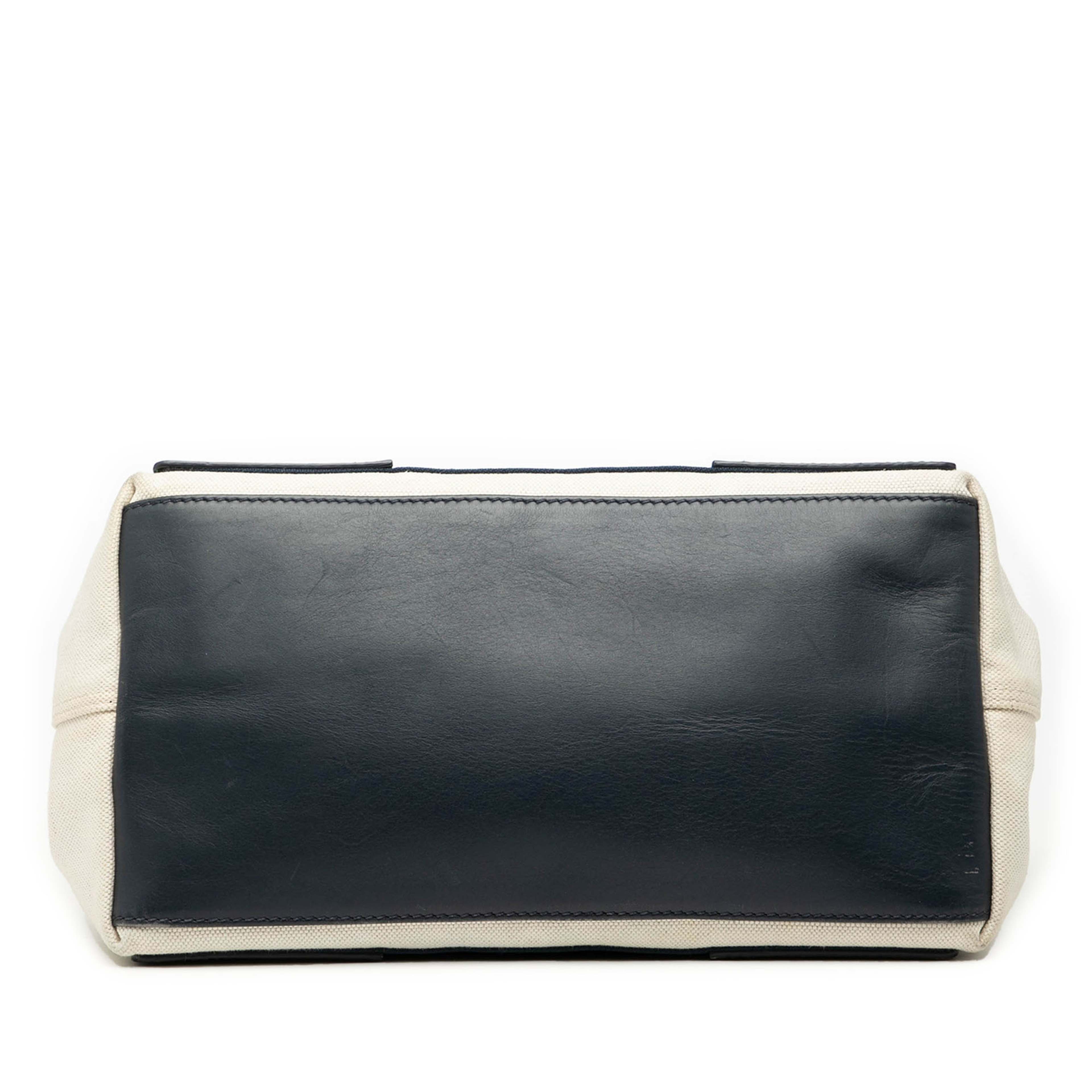 Balenciaga Canvas Navy Cabas Tote S, från Luxclusif, i färgen white. Klicka för att öppna bilden i stort format