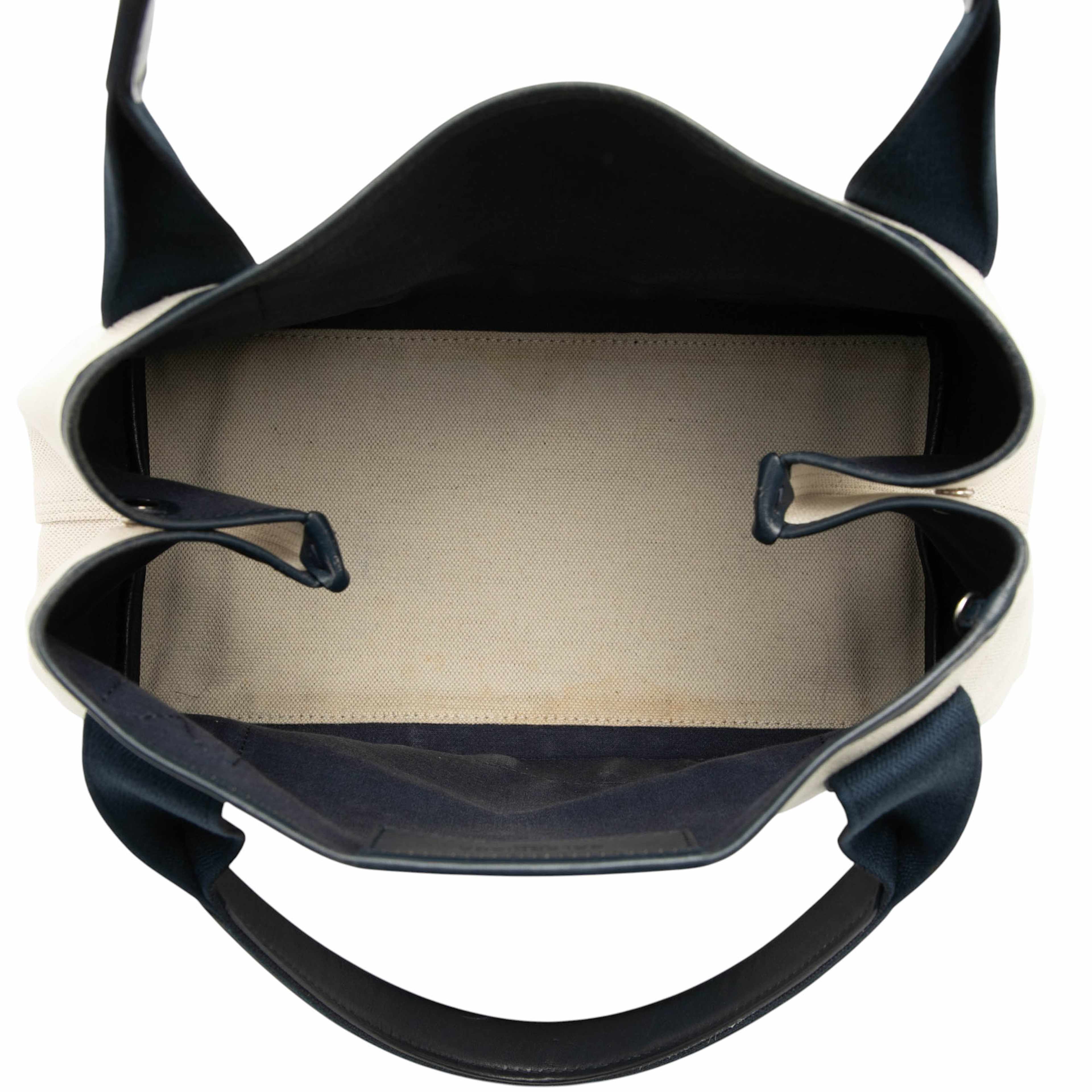 Balenciaga Canvas Navy Cabas Tote S, från Luxclusif, i färgen white. Klicka för att öppna bilden i stort format