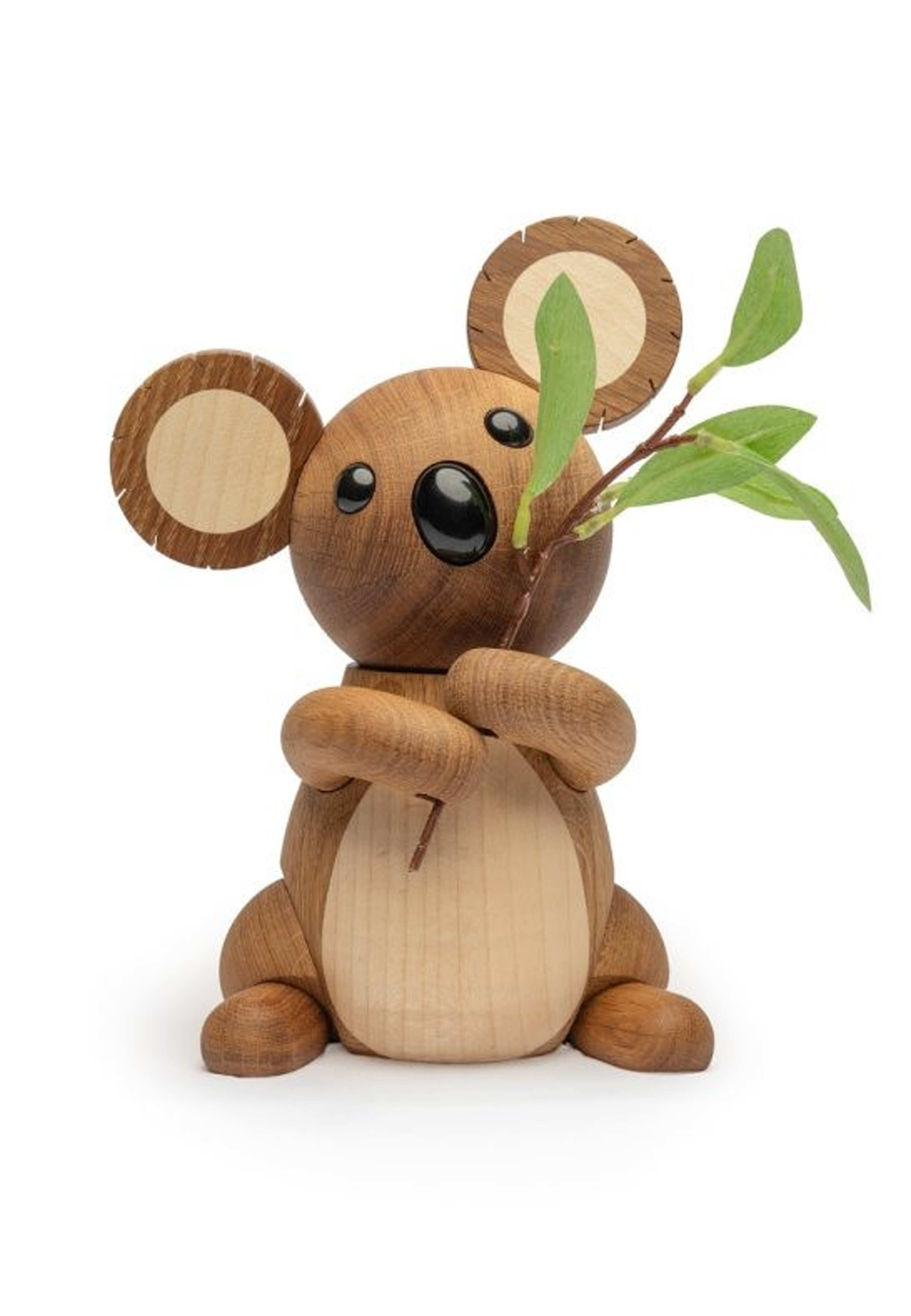 Dekoration Spring Copenhagen Aussie Koala Ek 17,5 Cm, från Spring Copenhagen, i färgen beige. Klicka för att öppna bilden i stort format