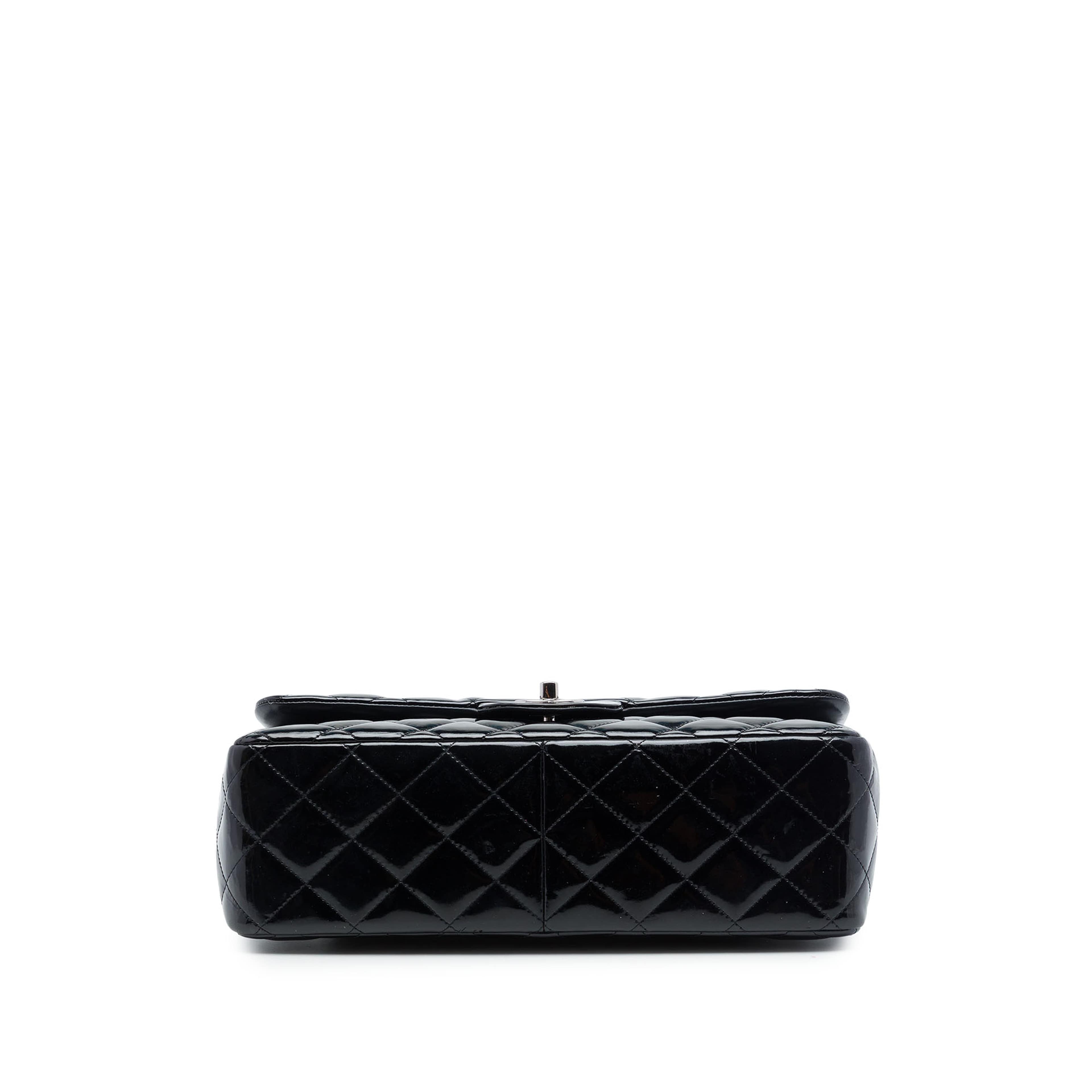 Chanel Jumbo Classic Patent Double Flap, från Luxclusif, i färgen svart. Klicka för att öppna bilden i stort format