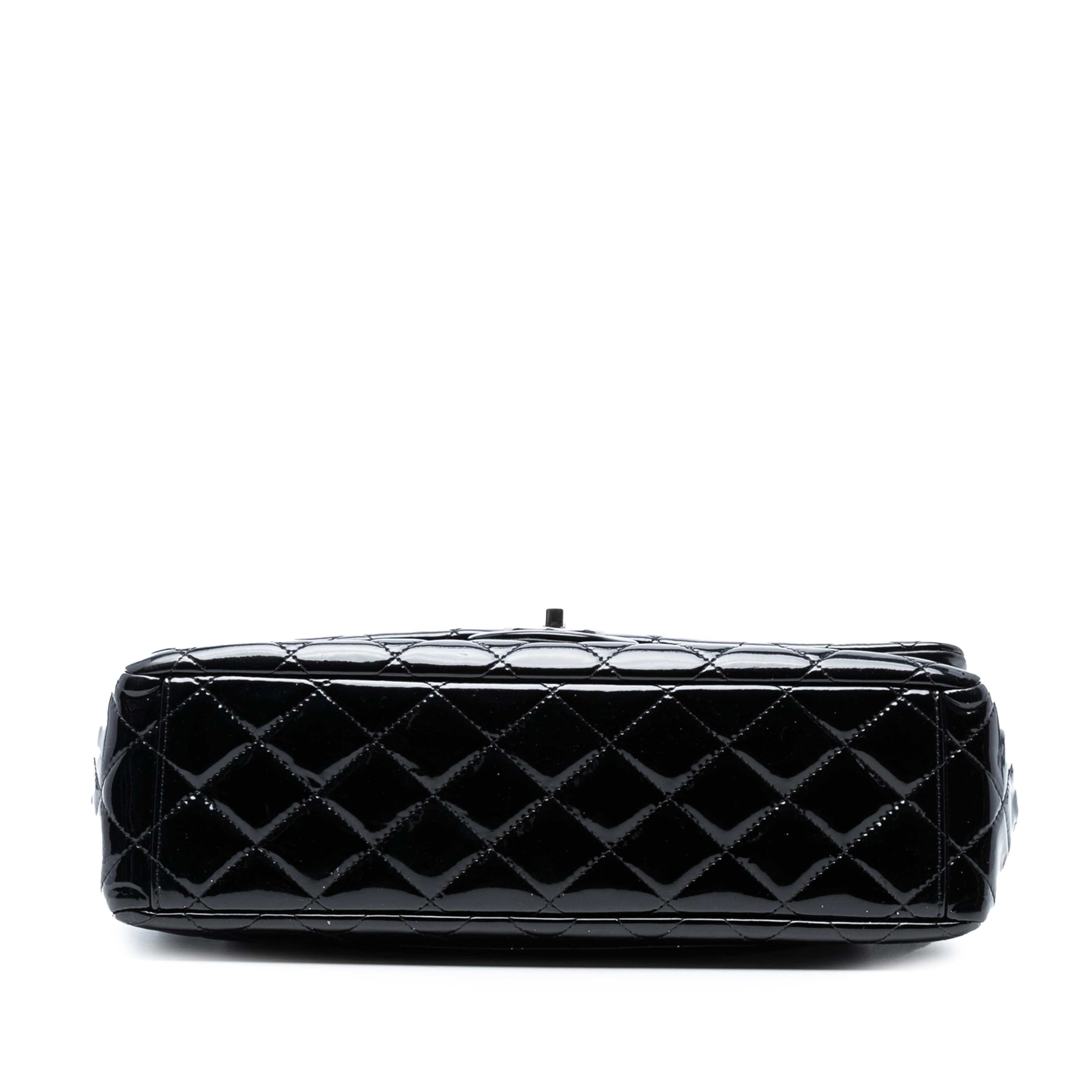 Chanel Maxi Classic Patent Double Flap, från Luxclusif, i färgen black. Klicka för att öppna bilden i stort format