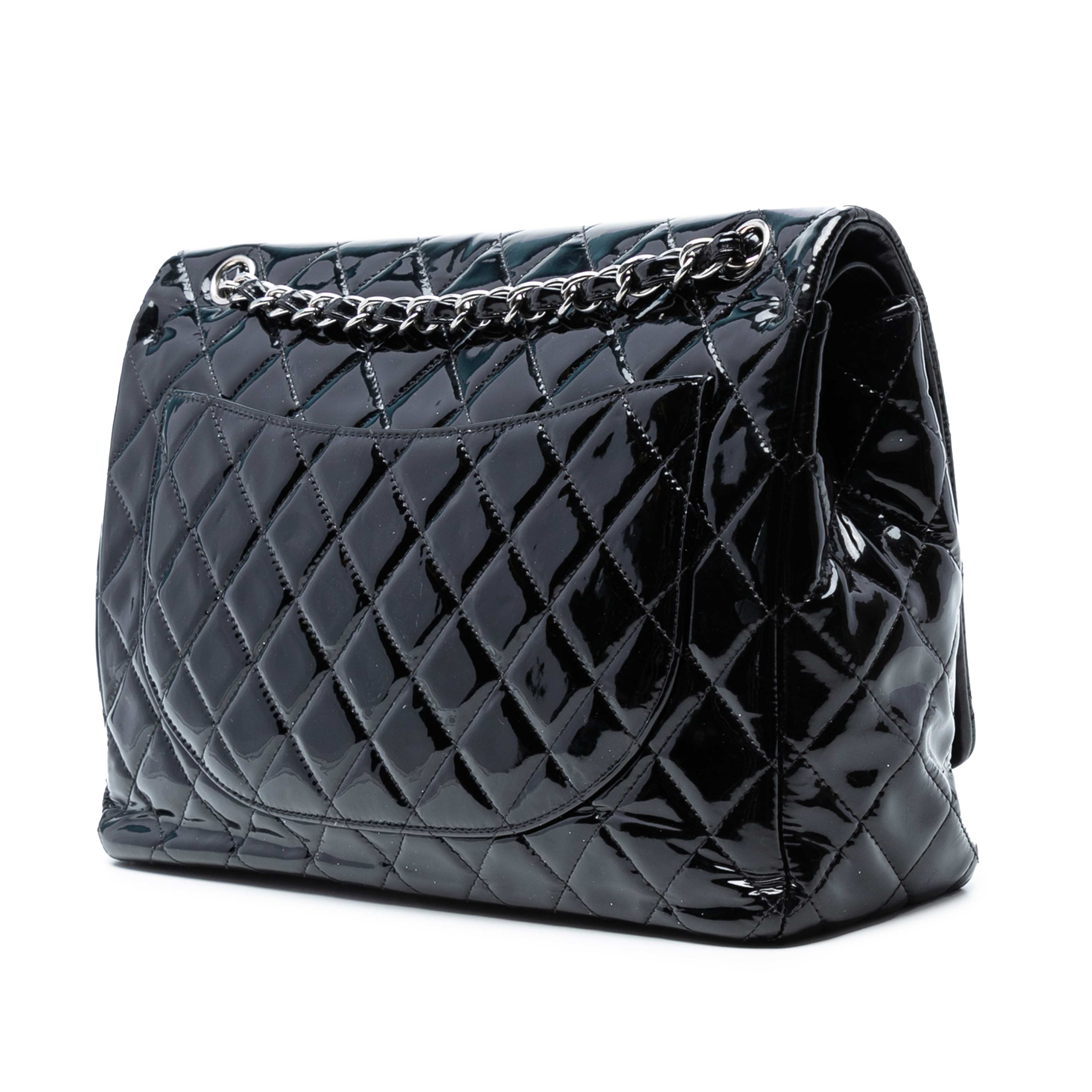 Chanel Maxi Classic Patent Double Flap, från Luxclusif, i färgen black. Klicka för att öppna bilden i stort format