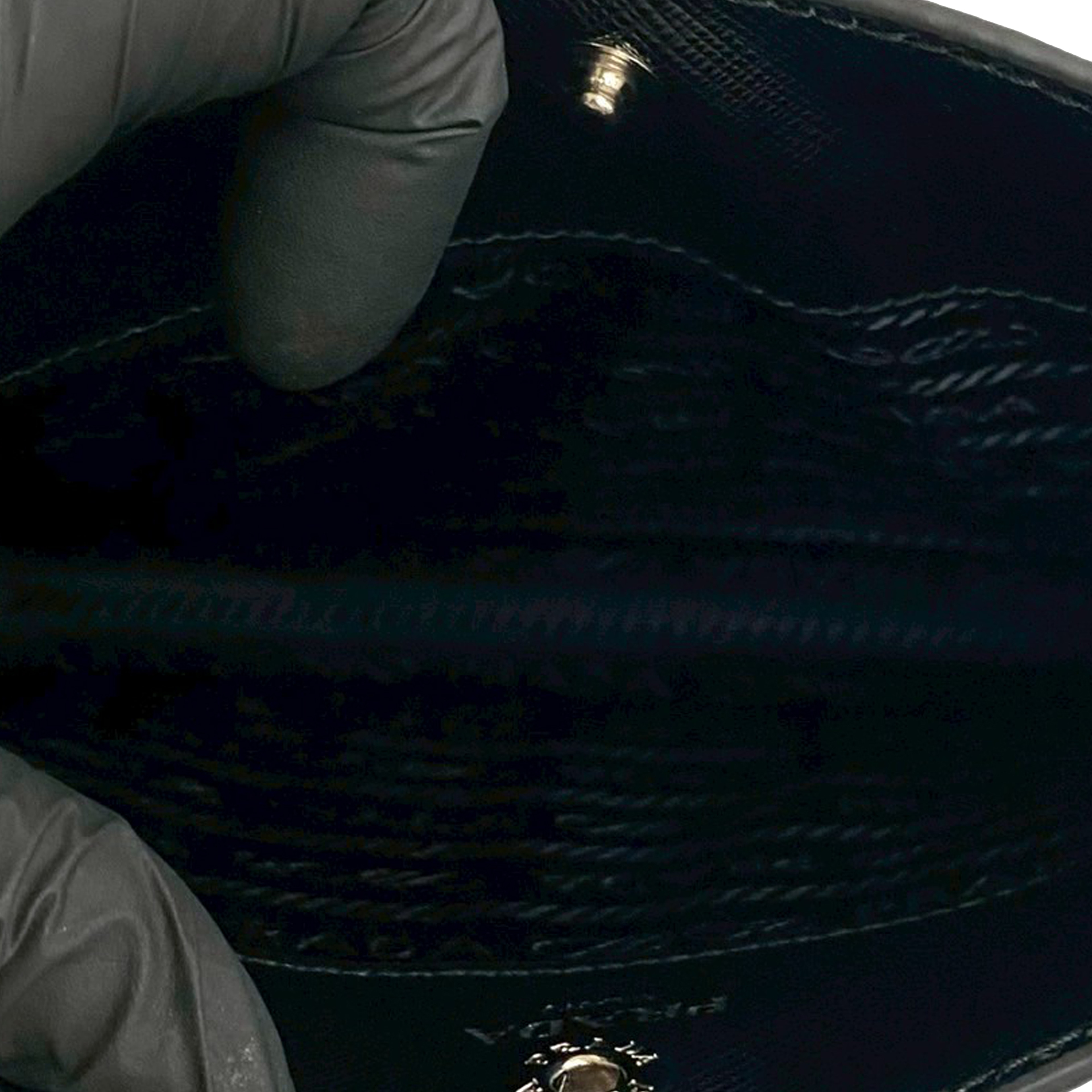 Prada Saffiano Lux Crossbody, från Luxclusif, i färgen black. Klicka för att öppna bilden i stort format