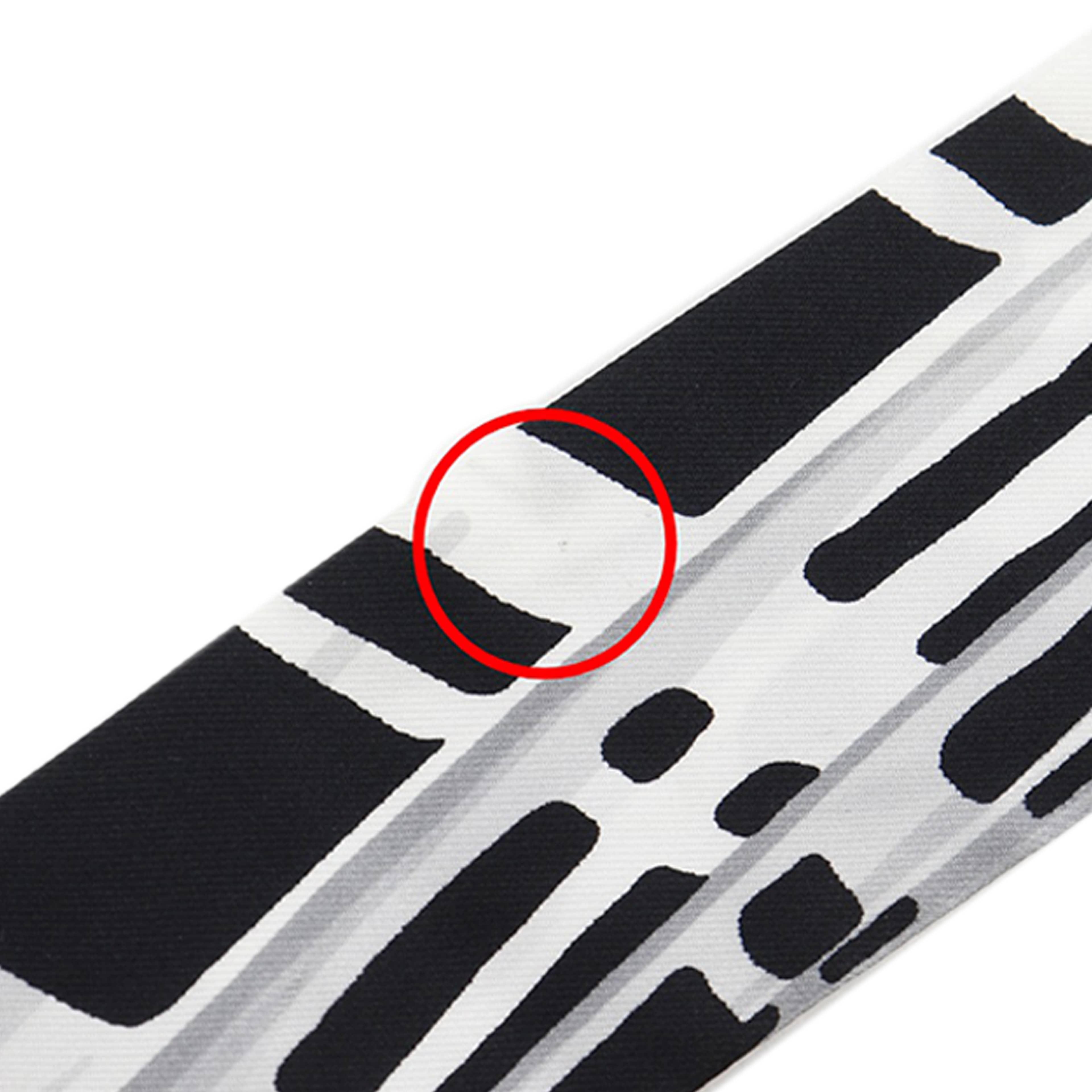 Louis Vuitton Printed Bandeau Silk Scarf, från Luxclusif, i färgen black. Klicka för att öppna bilden i stort format