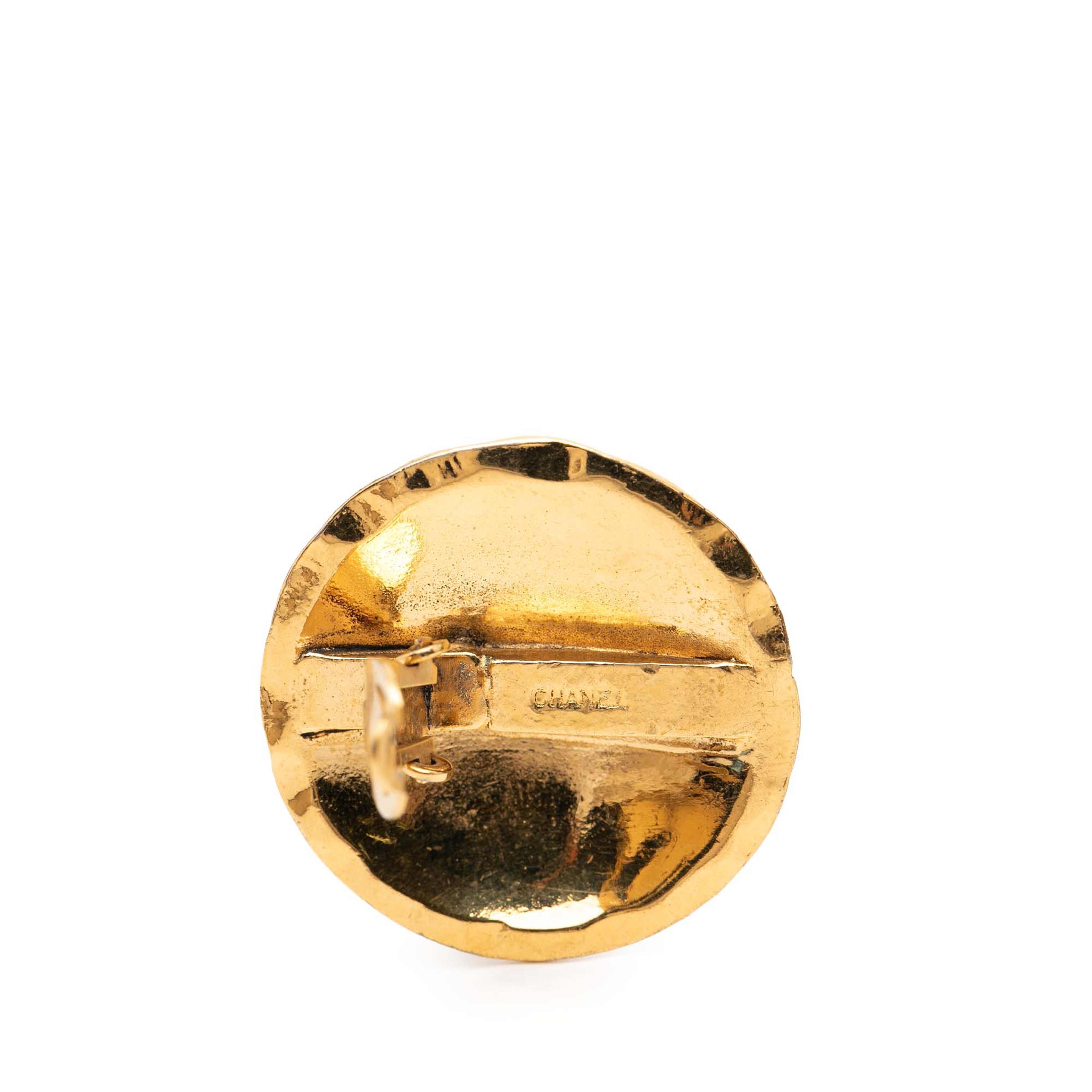 Chanel Cc Gold Plated Quilted Round Clip-on Earrings, från Luxclusif, i färgen gold. Klicka för att öppna bilden i stort format