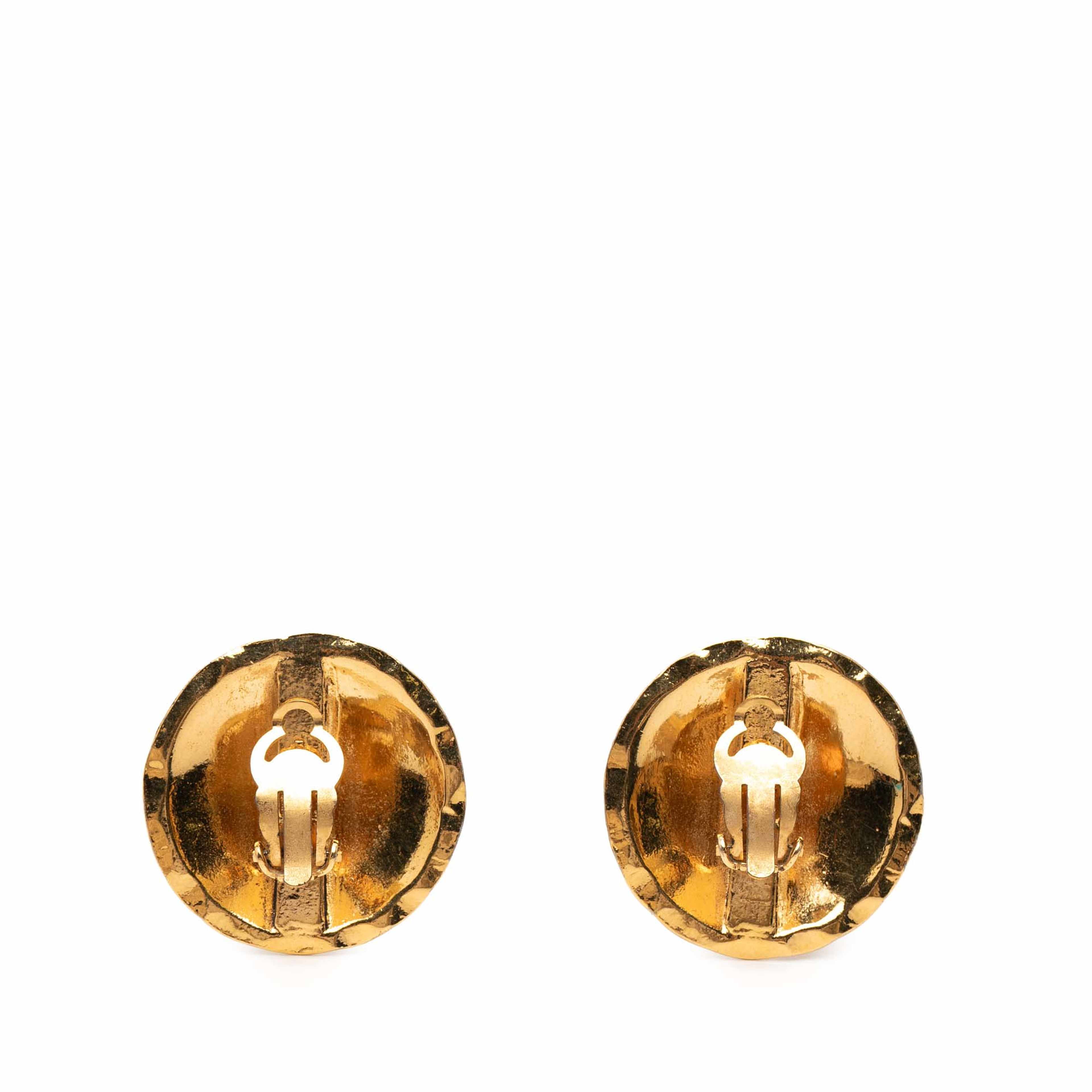 Chanel Cc Gold Plated Quilted Round Clip-on Earrings, från Luxclusif, i färgen gold. Klicka för att öppna bilden i stort format