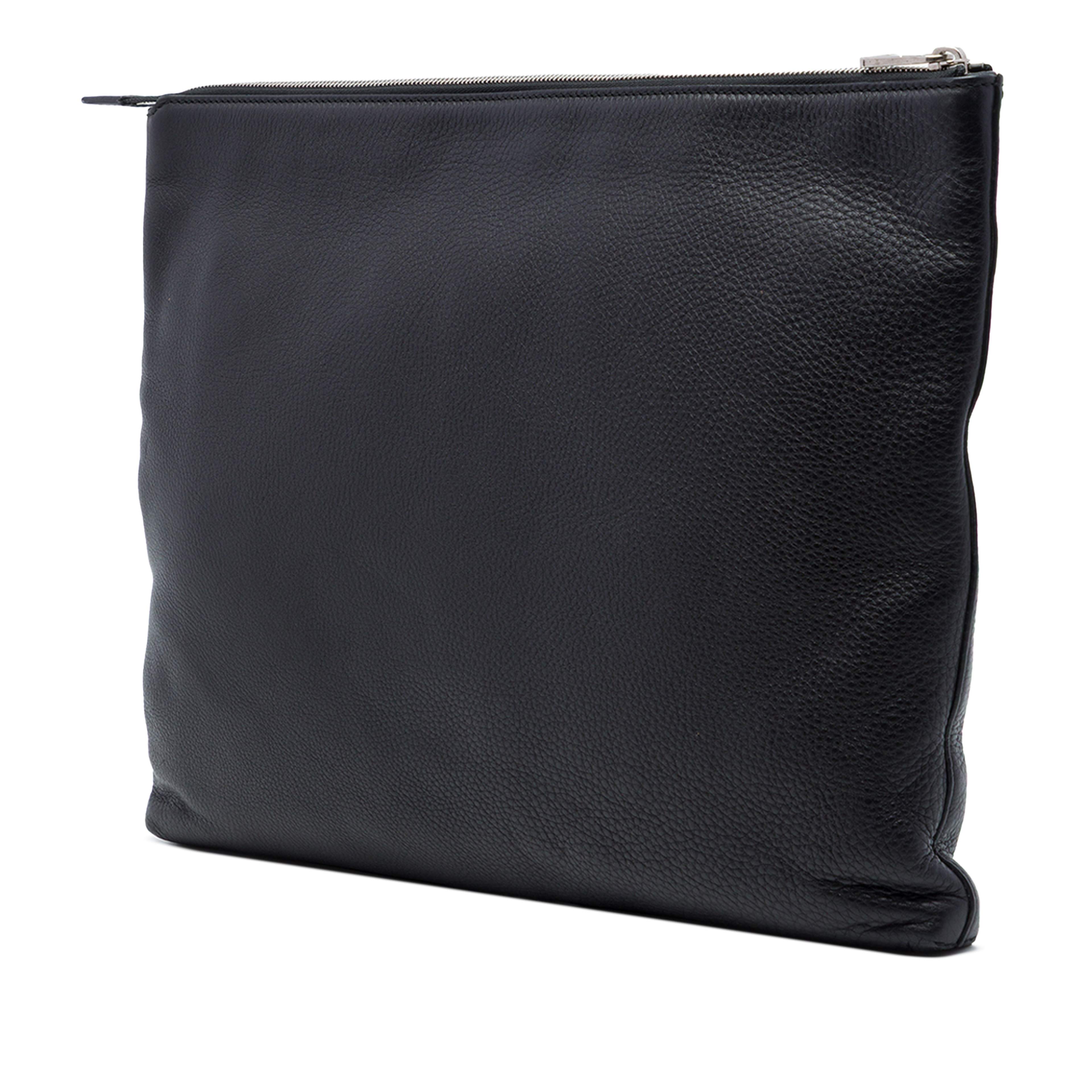 Gucci Calfskin Soho Clutch, från Luxclusif, i färgen svart. Klicka för att öppna bilden i stort format