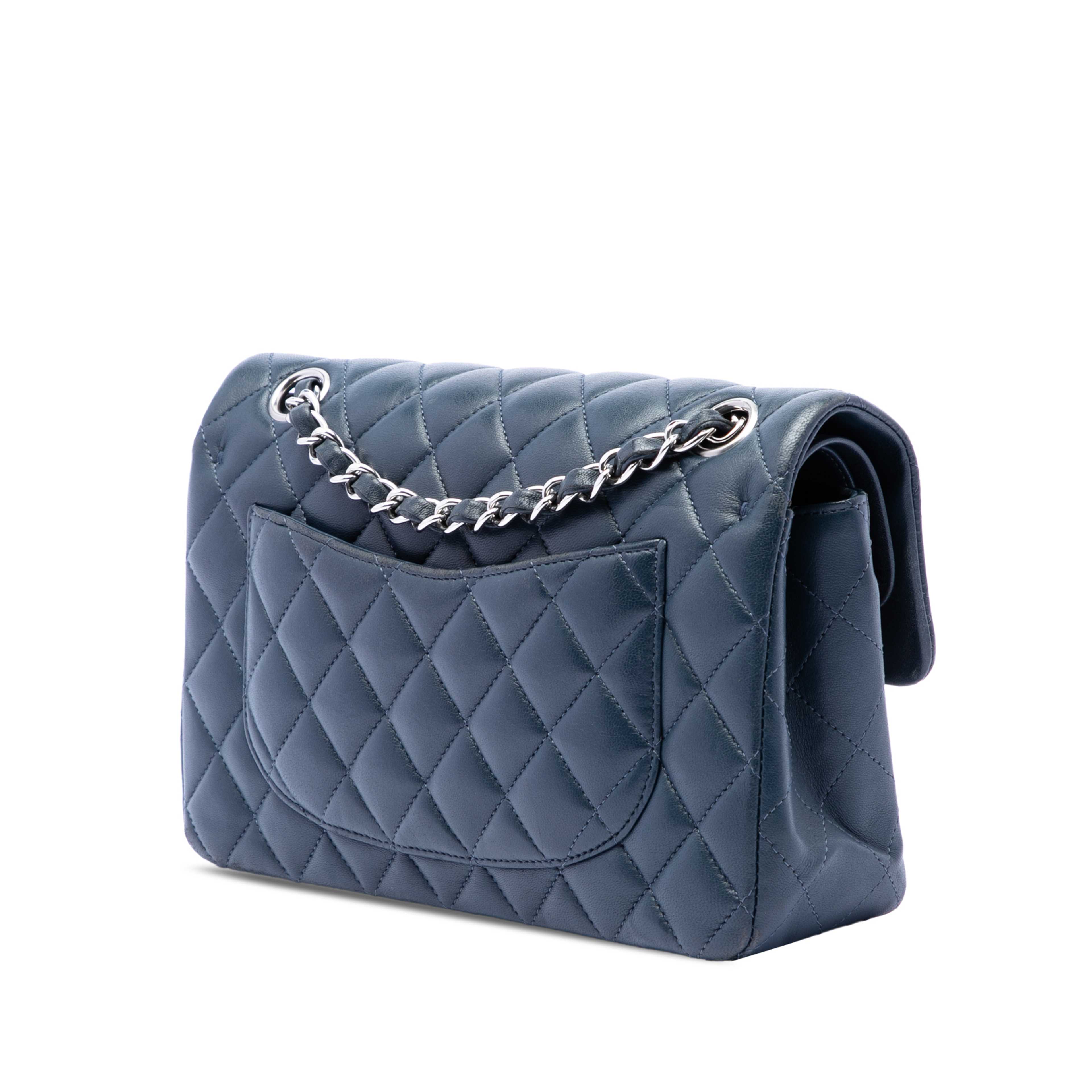 Chanel Small Classic Lambskin Double Flap, från Luxclusif, i färgen blå. Klicka för att öppna bilden i stort format