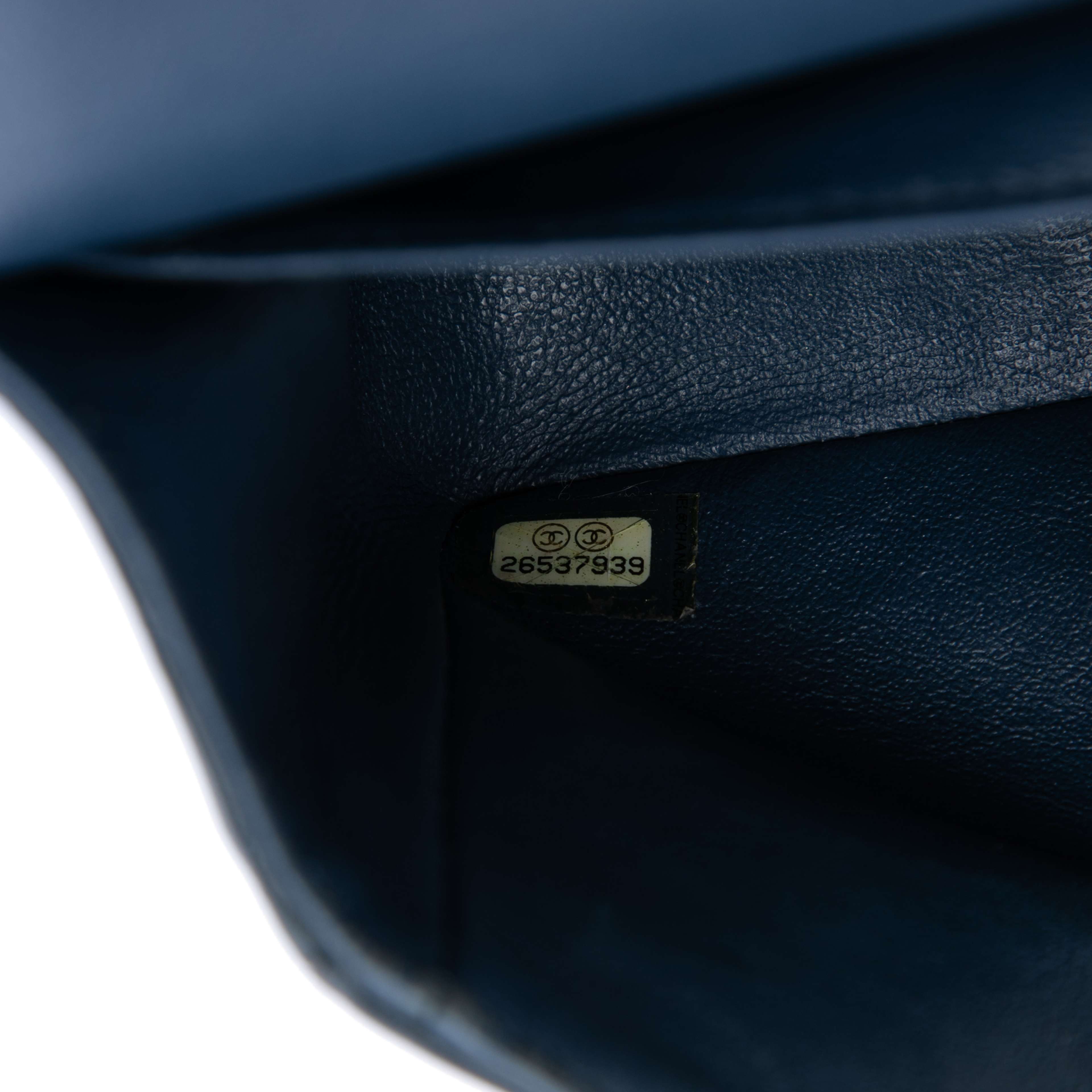 Chanel Small Classic Lambskin Double Flap, från Luxclusif, i färgen dark blue. Klicka för att öppna bilden i stort format