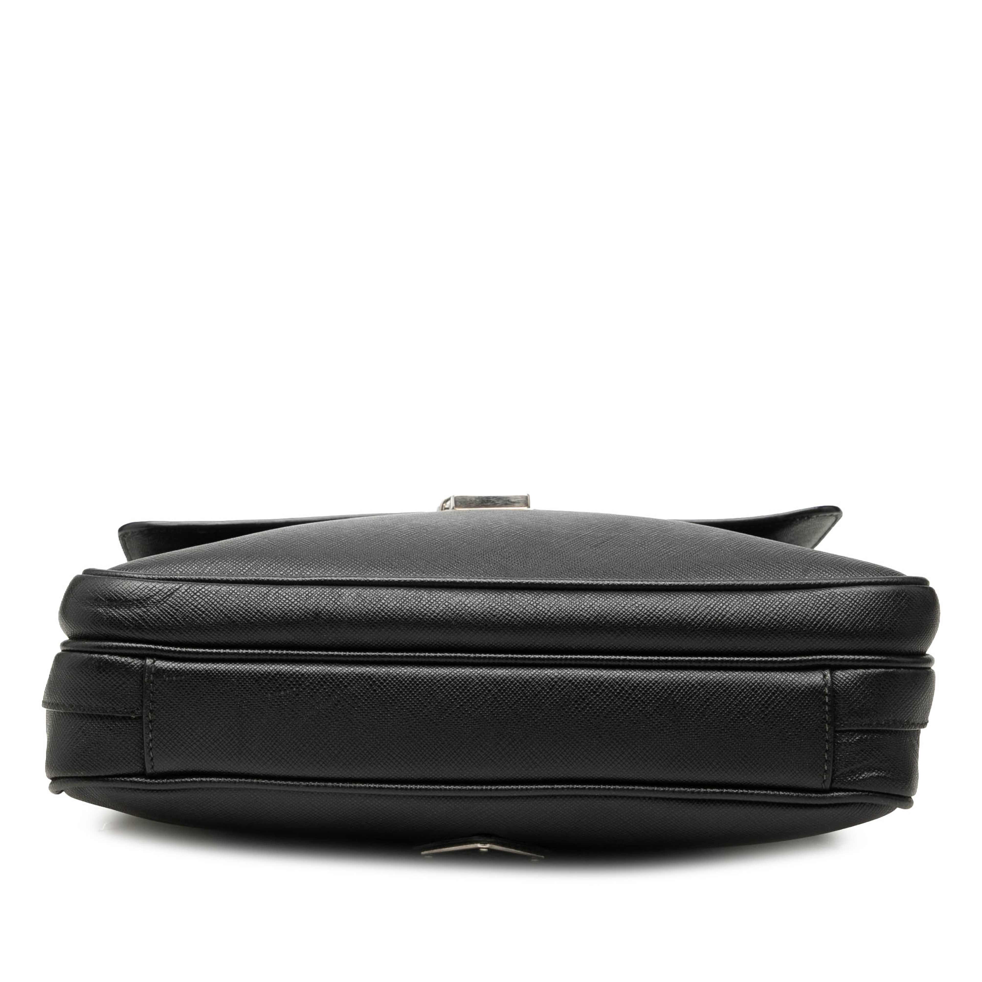 Prada Saffiano Buckle Messenger Bag, från Luxclusif, i färgen svart. Klicka för att öppna bilden i stort format
