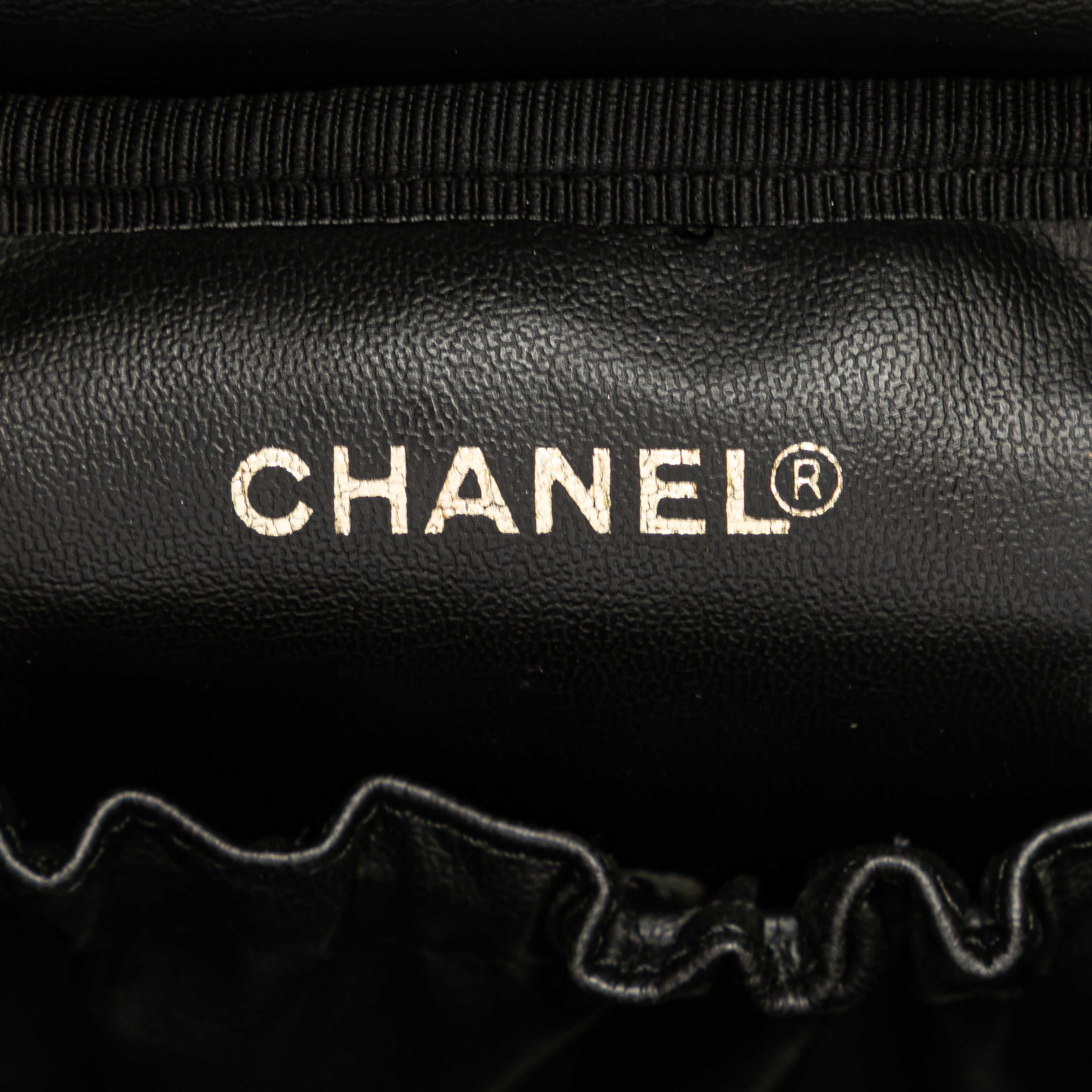 Chanel Cc Caviar Vanity Case, från Luxclusif, i färgen black. Klicka för att öppna bilden i stort format