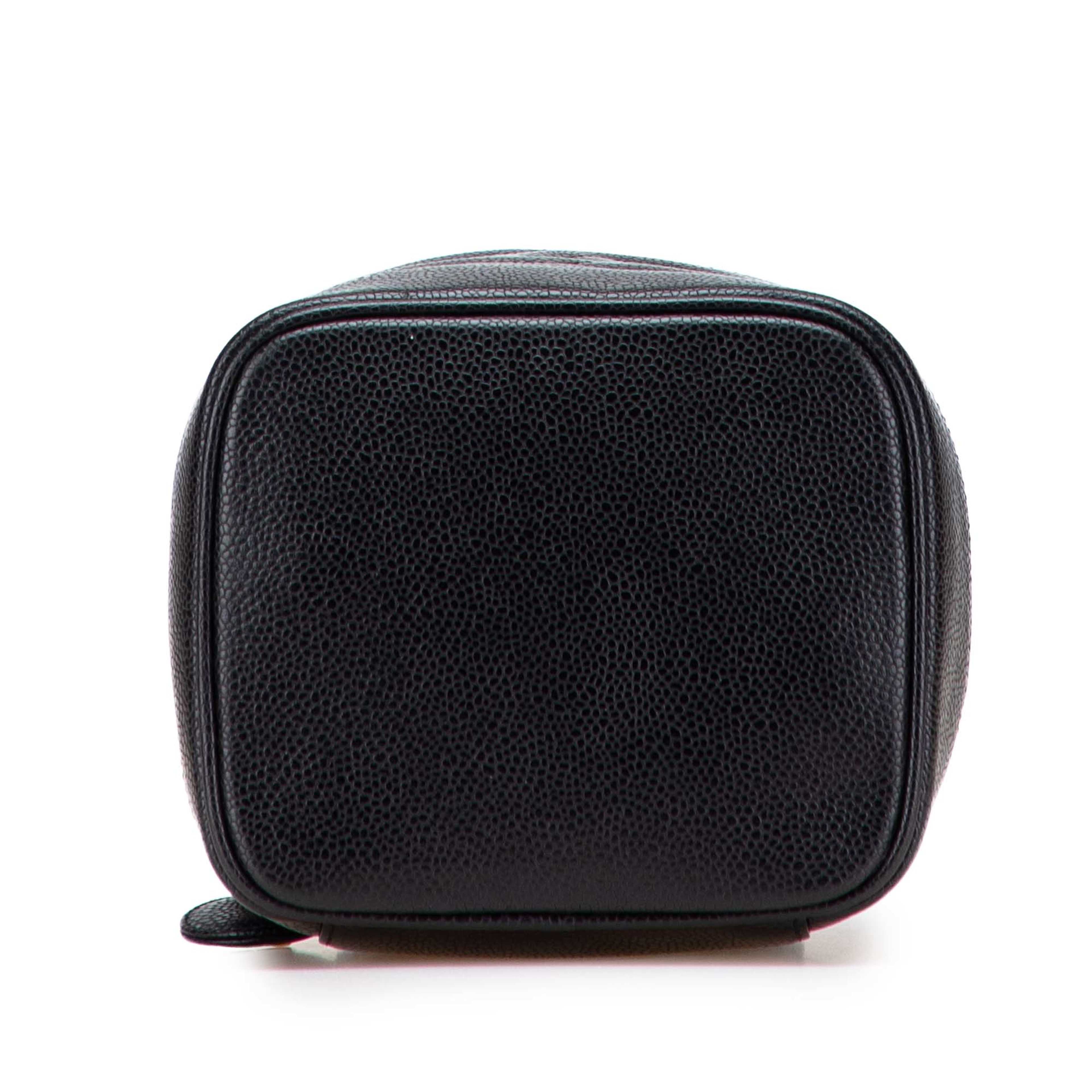 Chanel Cc Caviar Vanity Case, från Luxclusif, i färgen black. Klicka för att öppna bilden i stort format