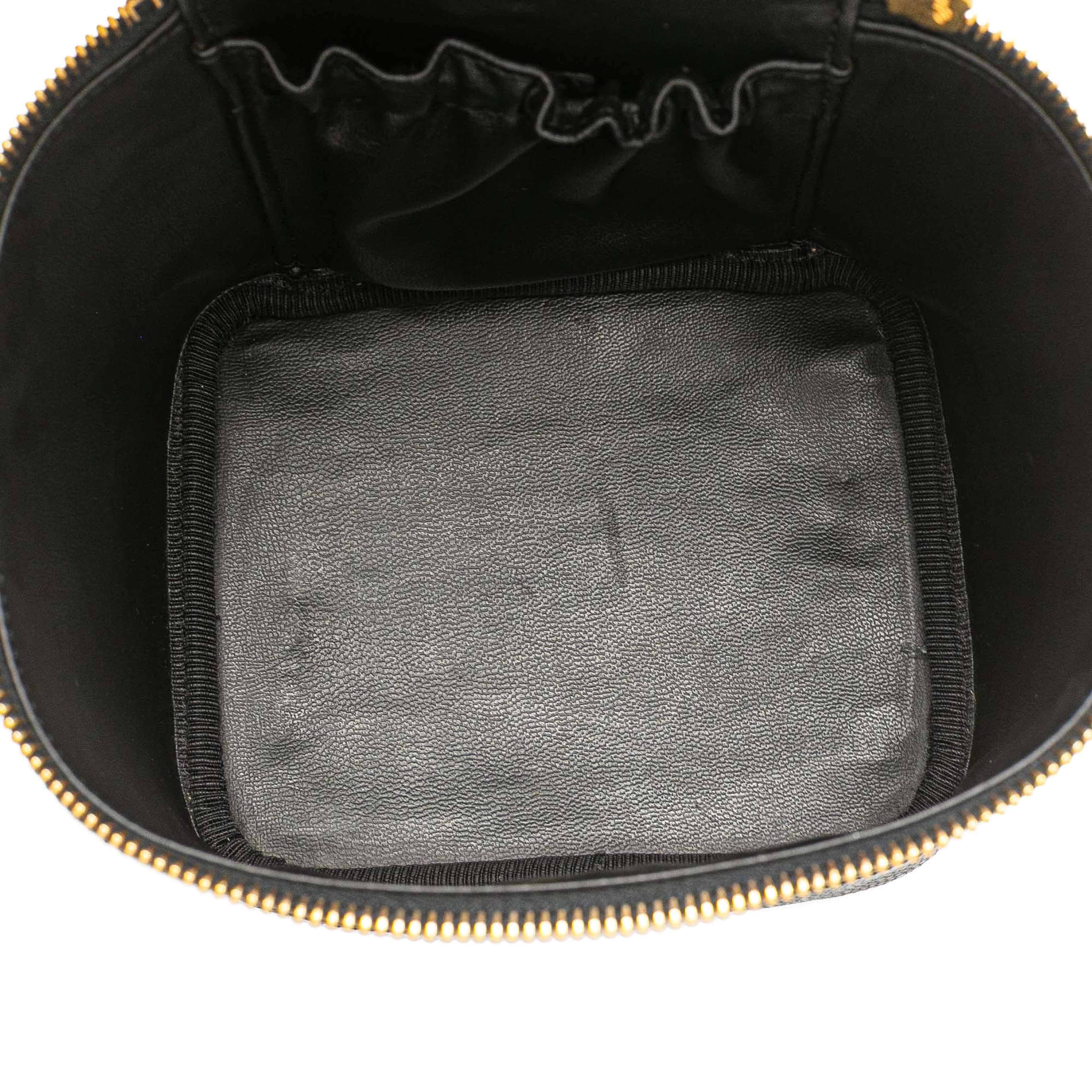 Chanel Cc Caviar Vanity Case, från Luxclusif, i färgen black. Klicka för att öppna bilden i stort format