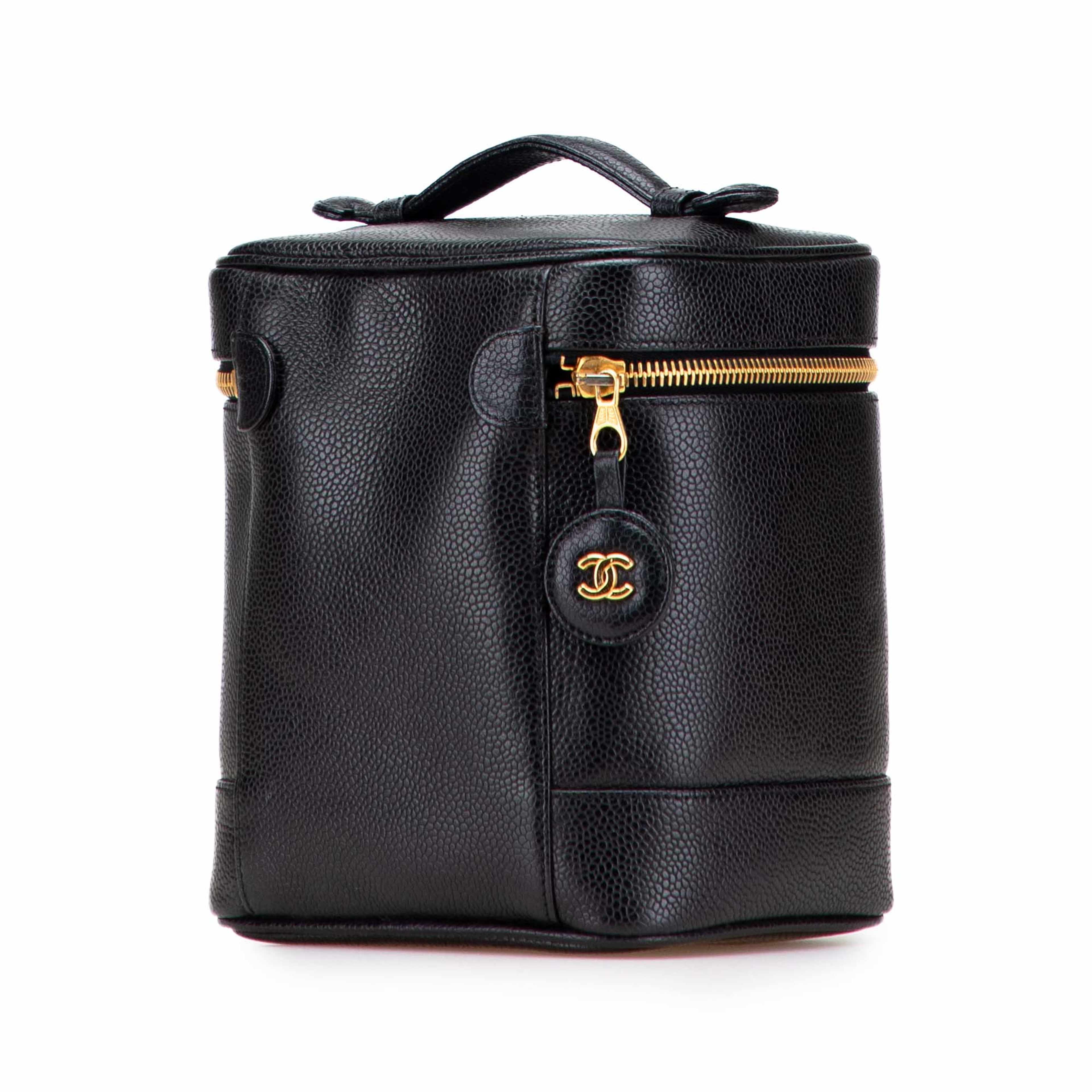 Chanel Cc Caviar Vanity Case, från Luxclusif, i färgen black. Klicka för att öppna bilden i stort format
