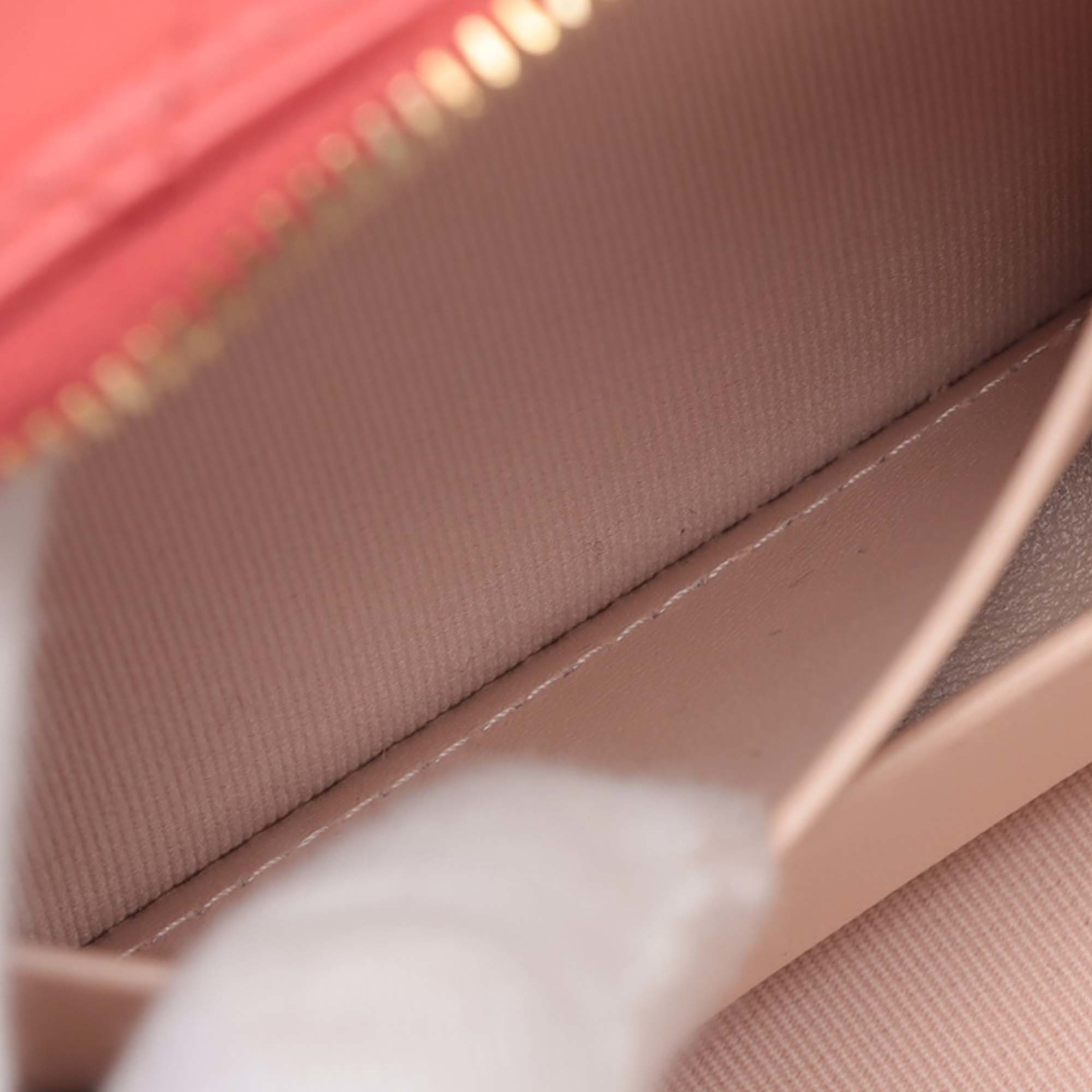 Chanel Quilted Lambskin Chic Riviera Top Handle Vanity Case, från Luxclusif, i färgen indian red. Klicka för att öppna bilden i stort format