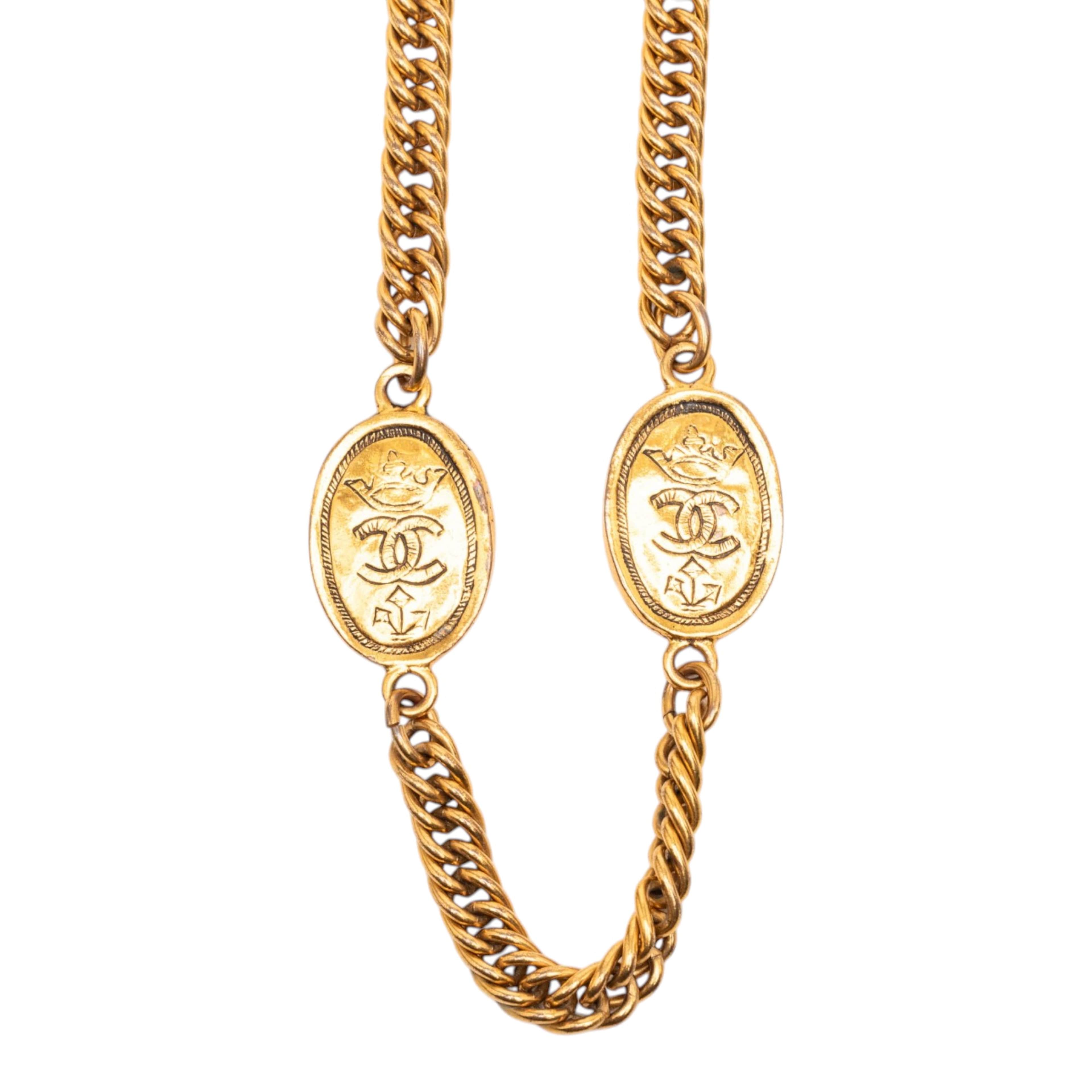 Chanel Cc Gold Plated Crown Medallion Station Necklace, från Luxclusif, i färgen guld. Klicka för att öppna bilden i stort format