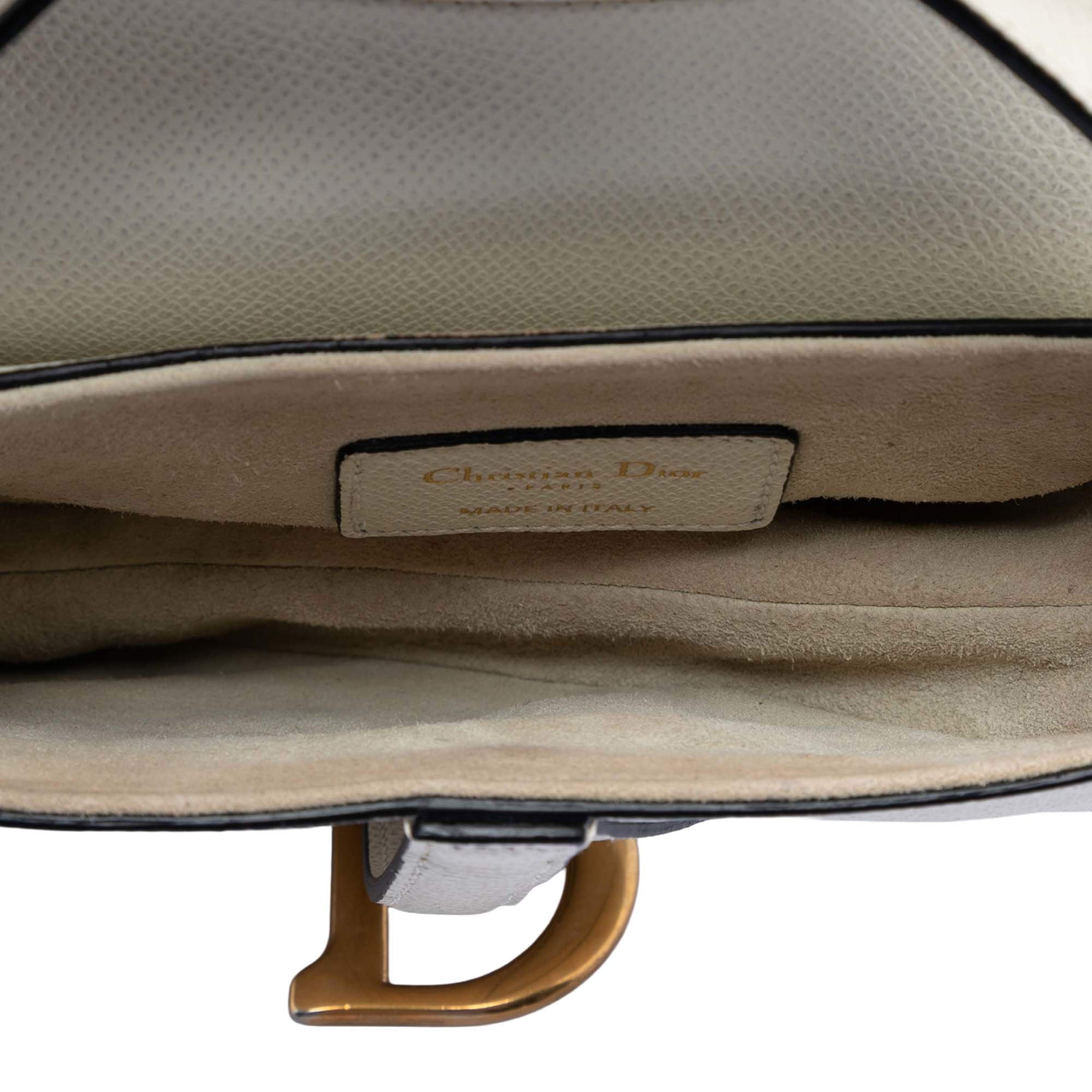 Dior Mini Grained Calfskin Saddle Bag, från Luxclusif, i färgen white. Klicka för att öppna bilden i stort format