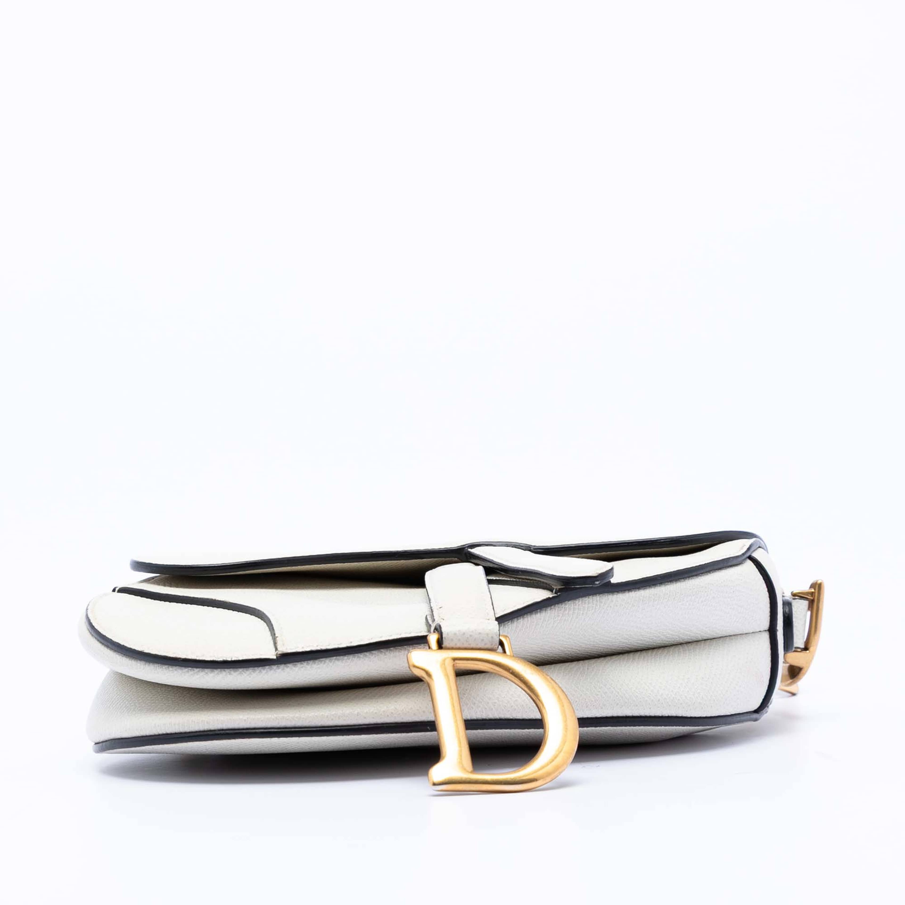 Dior Mini Grained Calfskin Saddle Bag, från Luxclusif, i färgen white. Klicka för att öppna bilden i stort format