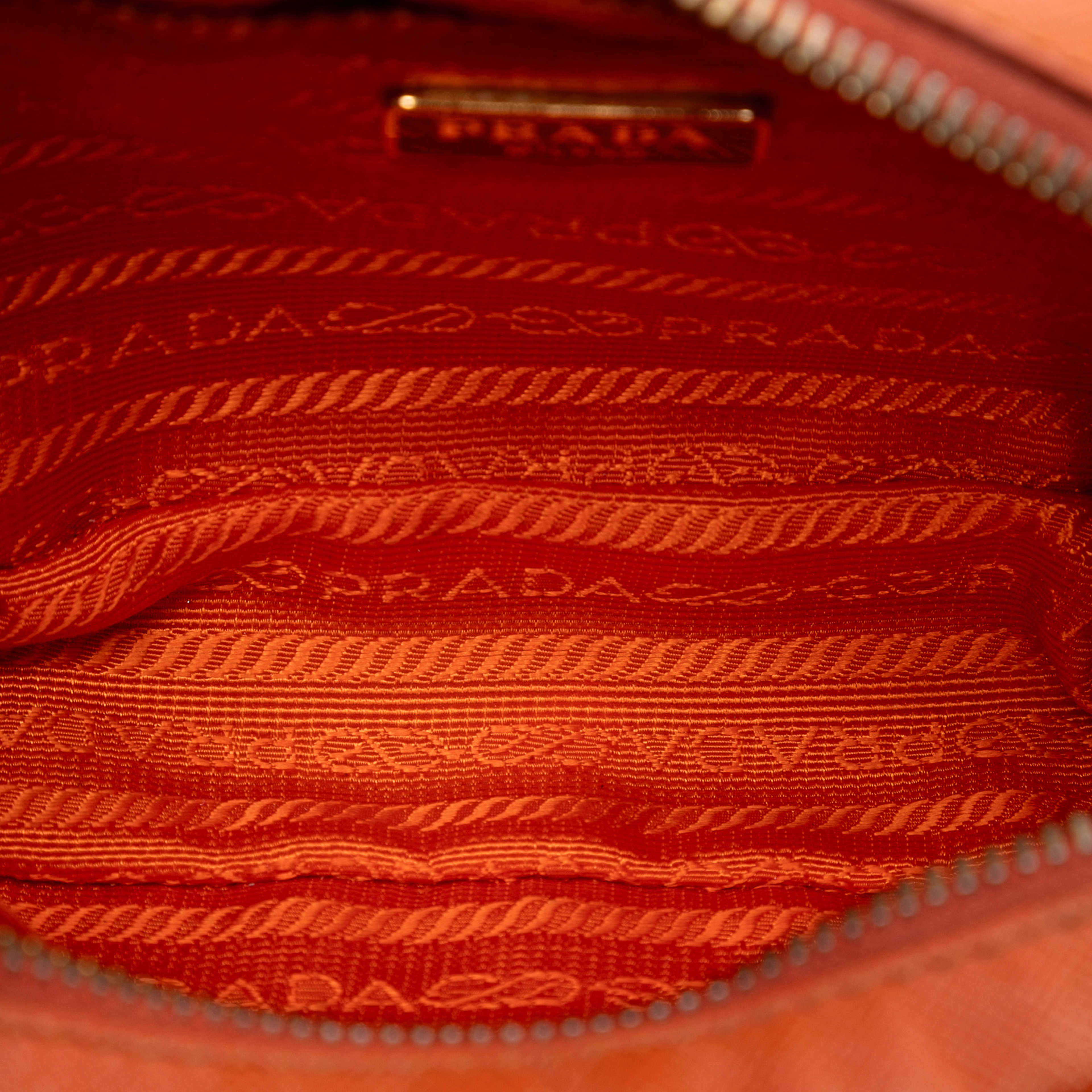 Prada Saffiano Camera Bag, från Luxclusif, i färgen dark orange. Klicka för att öppna bilden i stort format