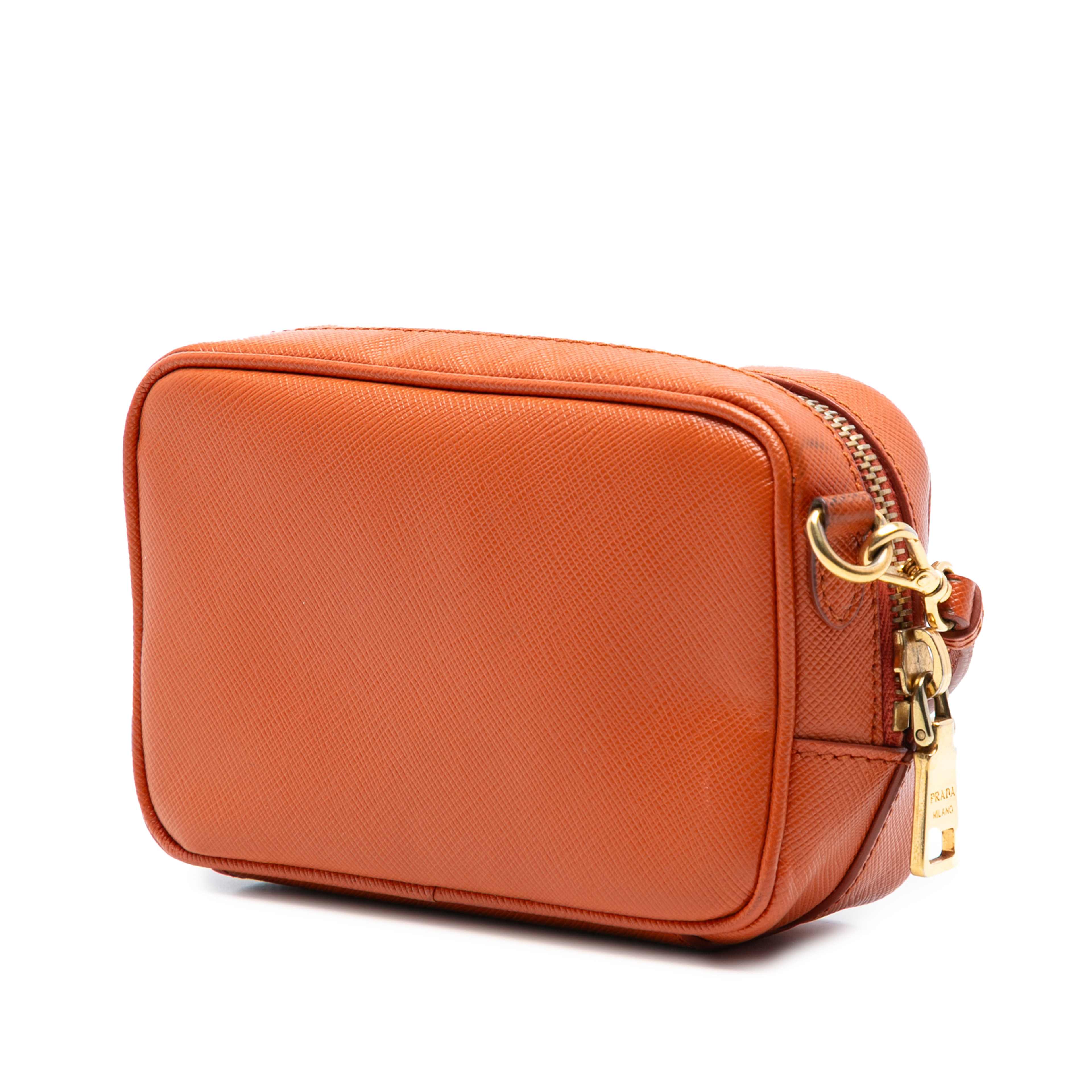 Prada Saffiano Camera Bag, från Luxclusif, i färgen dark orange. Klicka för att öppna bilden i stort format