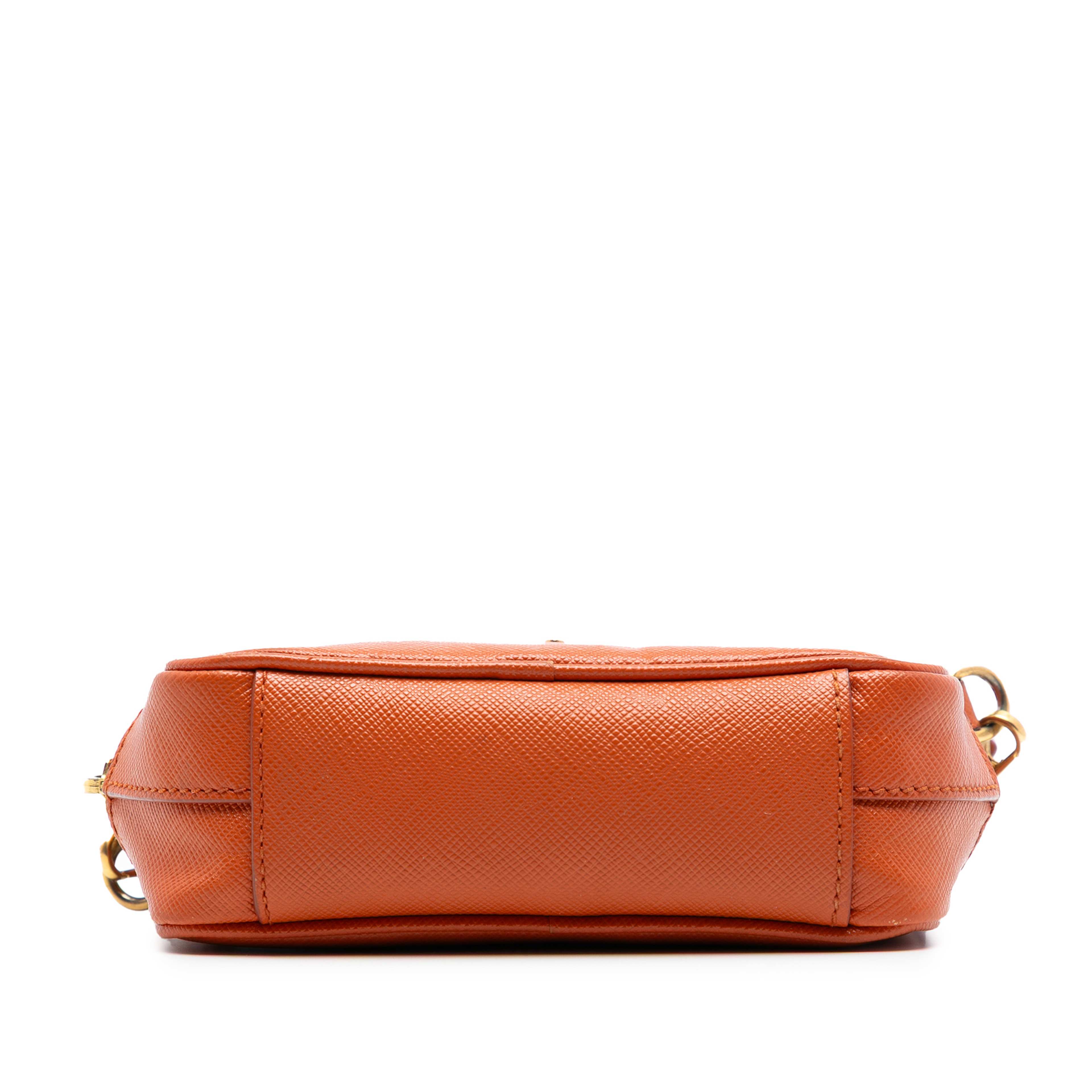 Prada Saffiano Camera Bag, från Luxclusif, i färgen dark orange. Klicka för att öppna bilden i stort format