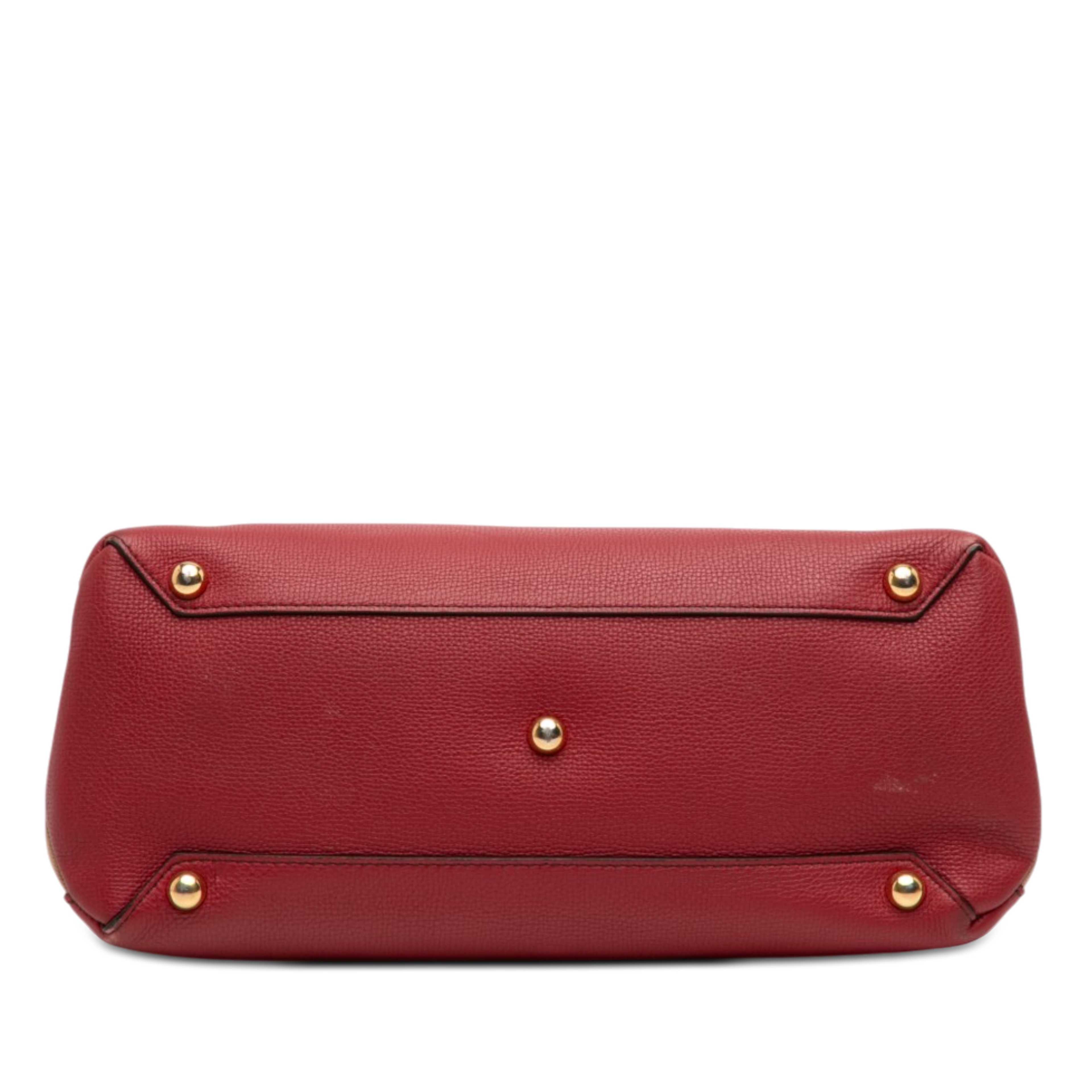 Burberry Medium Leather And House Check Banner Satchel, från Luxclusif, i färgen röd. Klicka för att öppna bilden i stort format