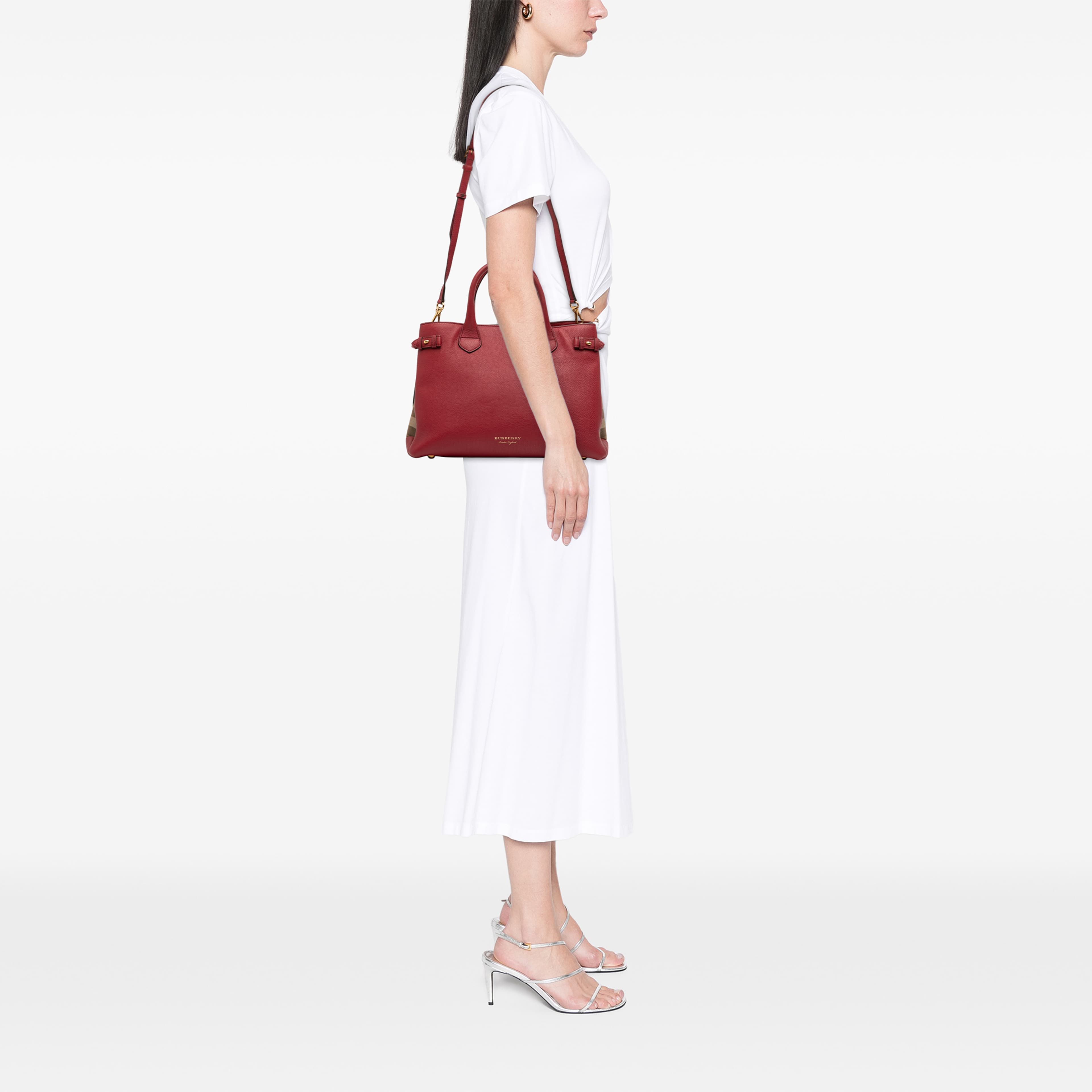 Burberry Medium Leather And House Check Banner Satchel, från Luxclusif, i färgen röd. Klicka för att öppna bilden i stort format