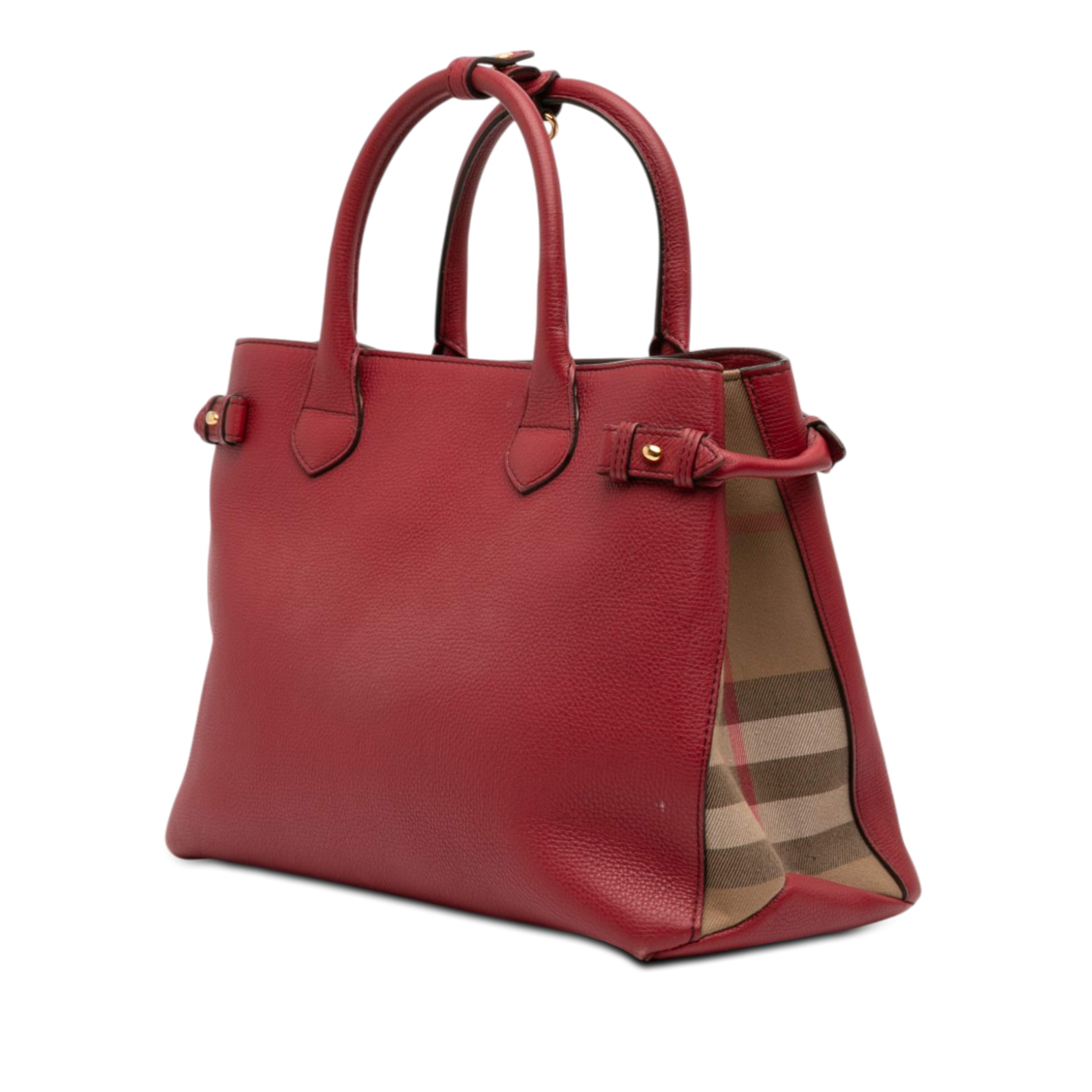 Burberry Medium Leather And House Check Banner Satchel, från Luxclusif, i färgen röd. Klicka för att öppna bilden i stort format