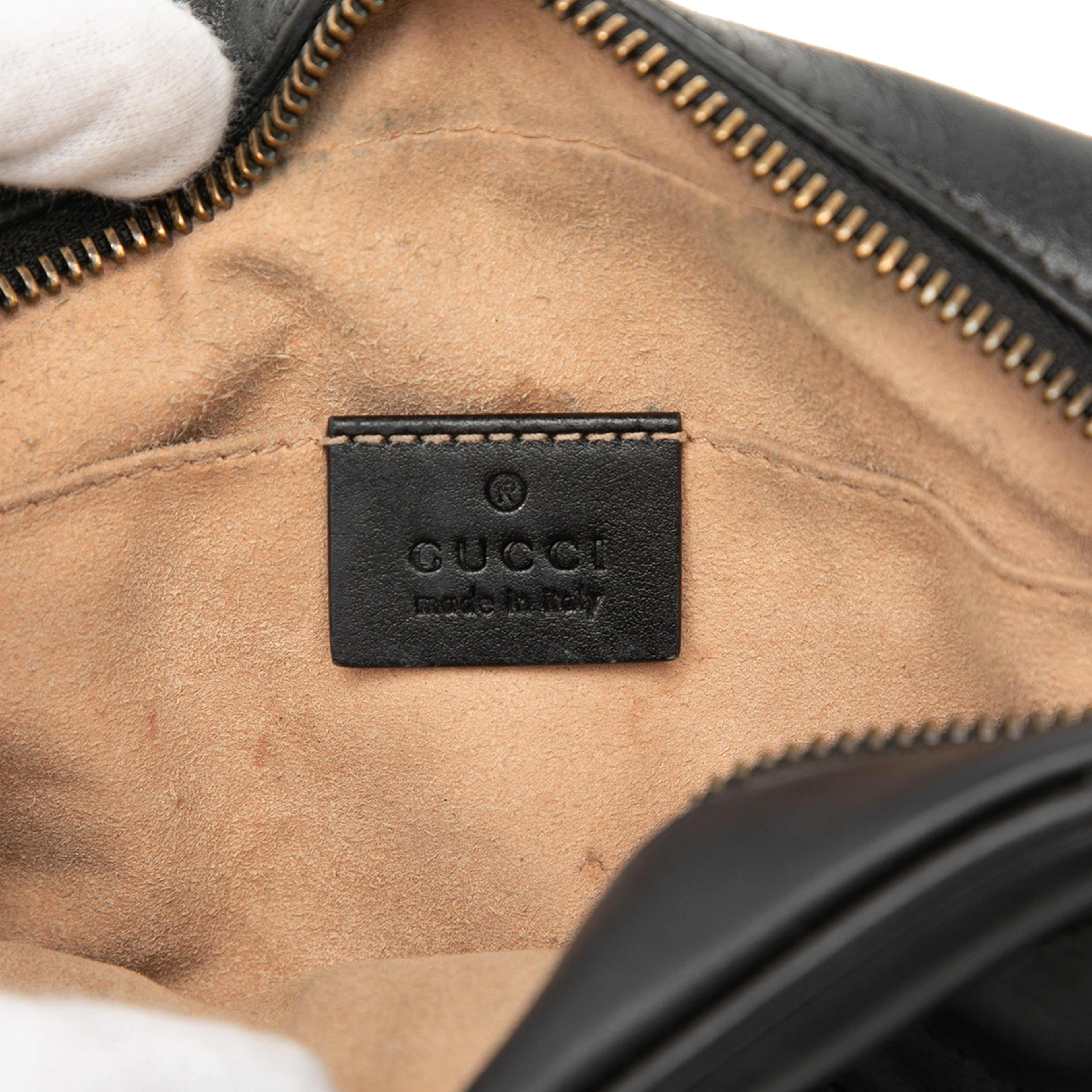 Gucci Mini Gg Marmont Matelasse Leather Crossbody, från Luxclusif, i färgen black. Klicka för att öppna bilden i stort format