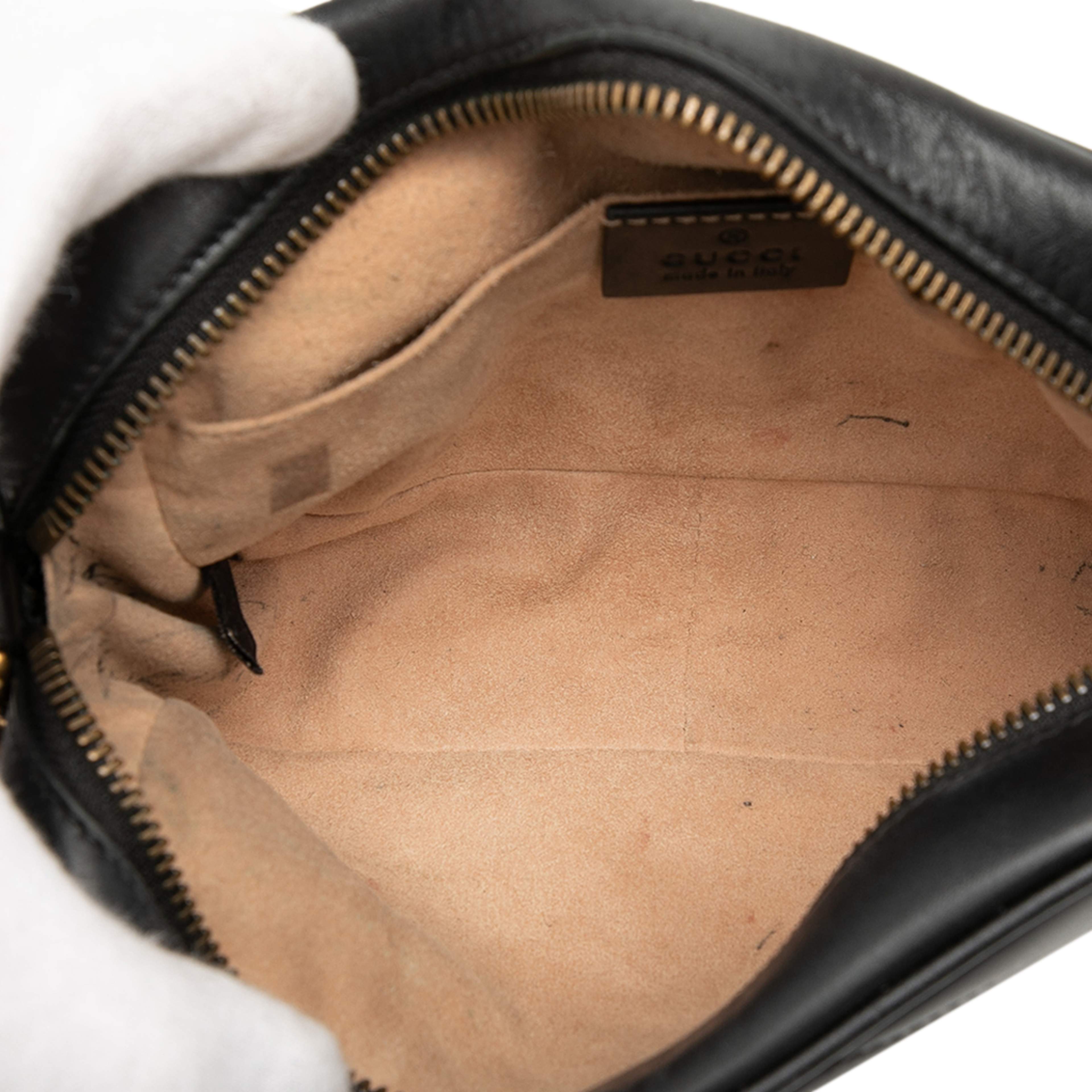 Gucci Mini Gg Marmont Matelasse Leather Crossbody, från Luxclusif, i färgen black. Klicka för att öppna bilden i stort format