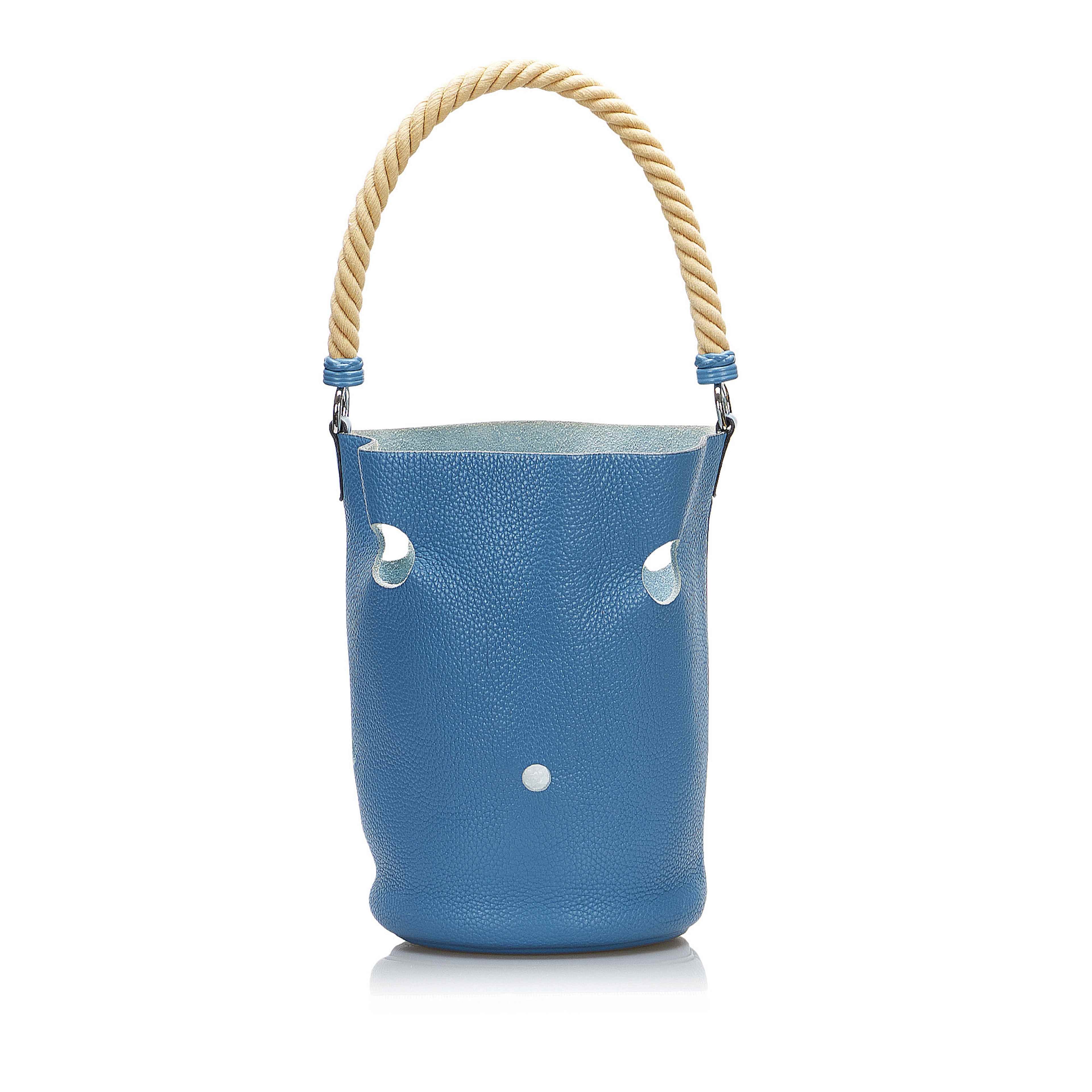 Hermès Clemence Mangeoire Bucket Pm, från Luxclusif, i färgen blue. Klicka för att öppna bilden i stort format