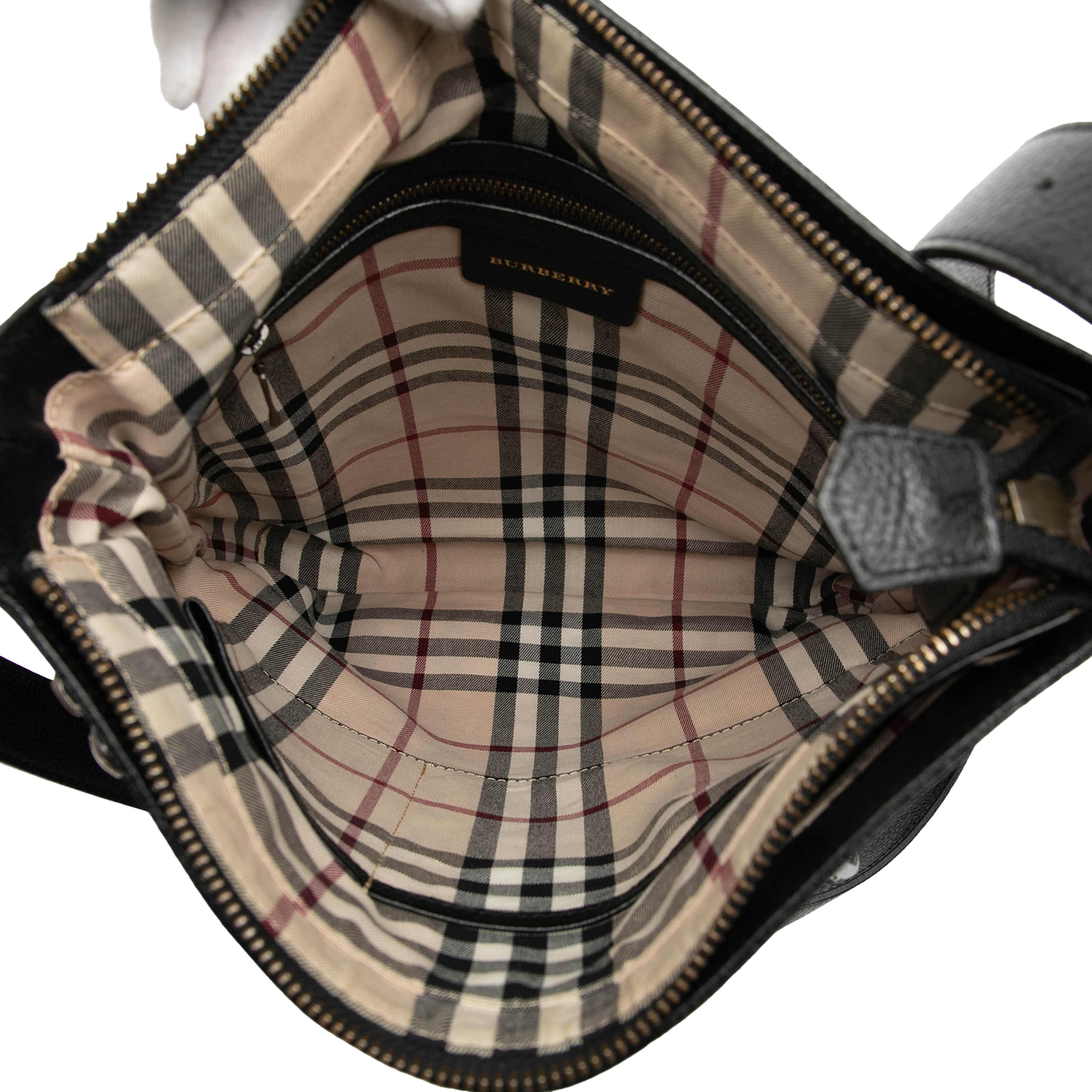 Burberry Leather Crossbody, från Luxclusif, i färgen black. Klicka för att öppna bilden i stort format