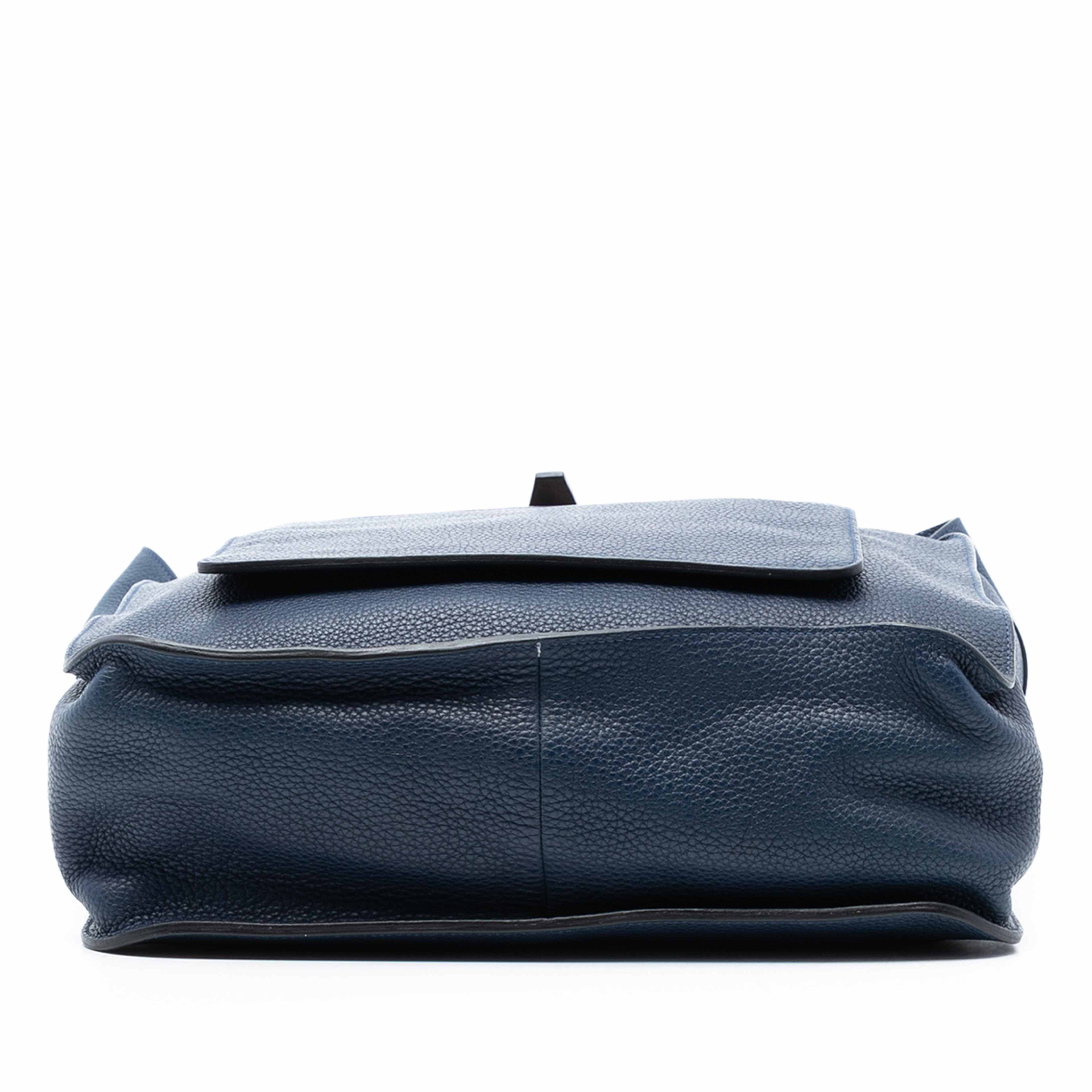 Hermès Clemence Marwari Pm, från Luxclusif, i färgen navy. Klicka för att öppna bilden i stort format