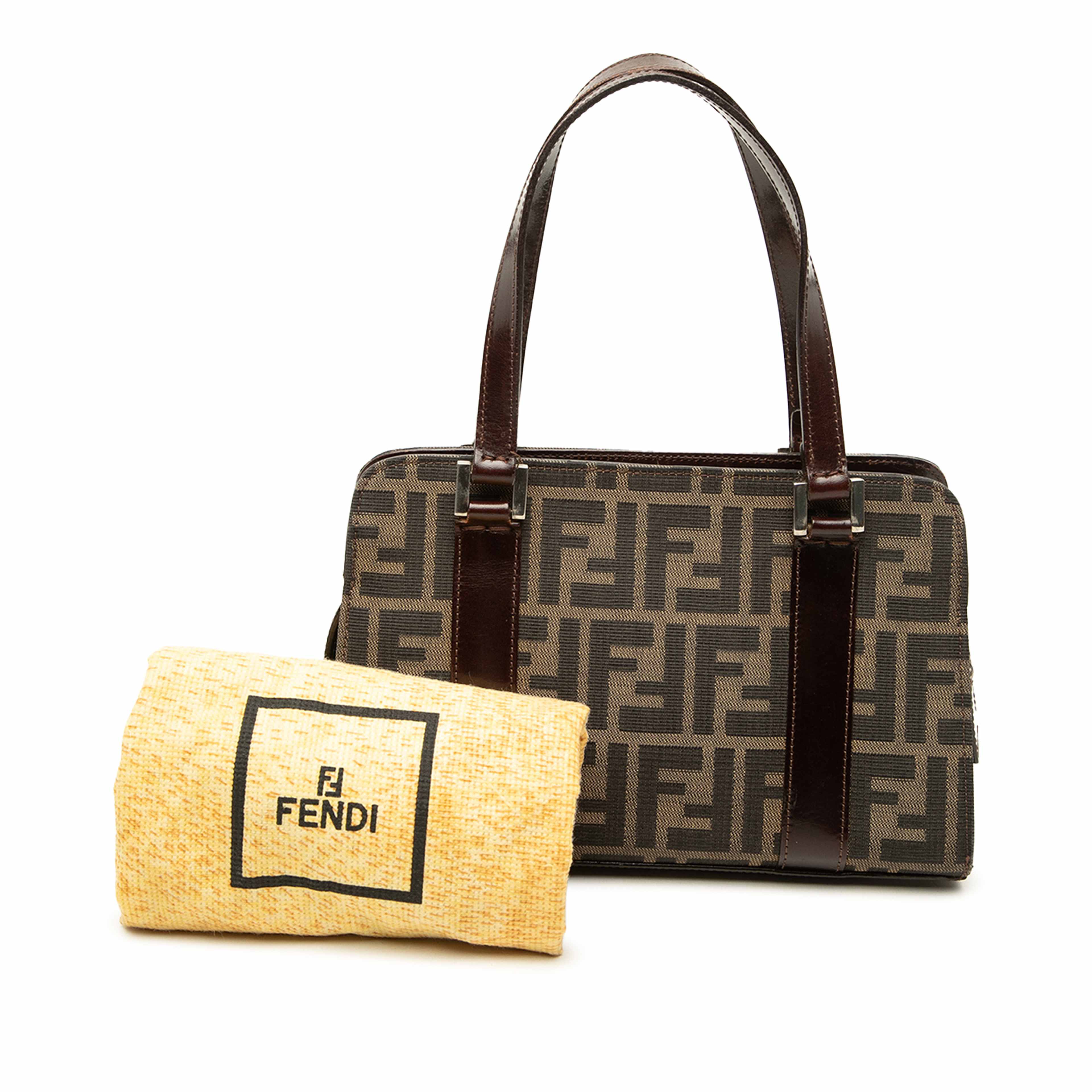 Fendi Zucca Canvas Handbag, från Luxclusif, i färgen brun. Klicka för att öppna bilden i stort format