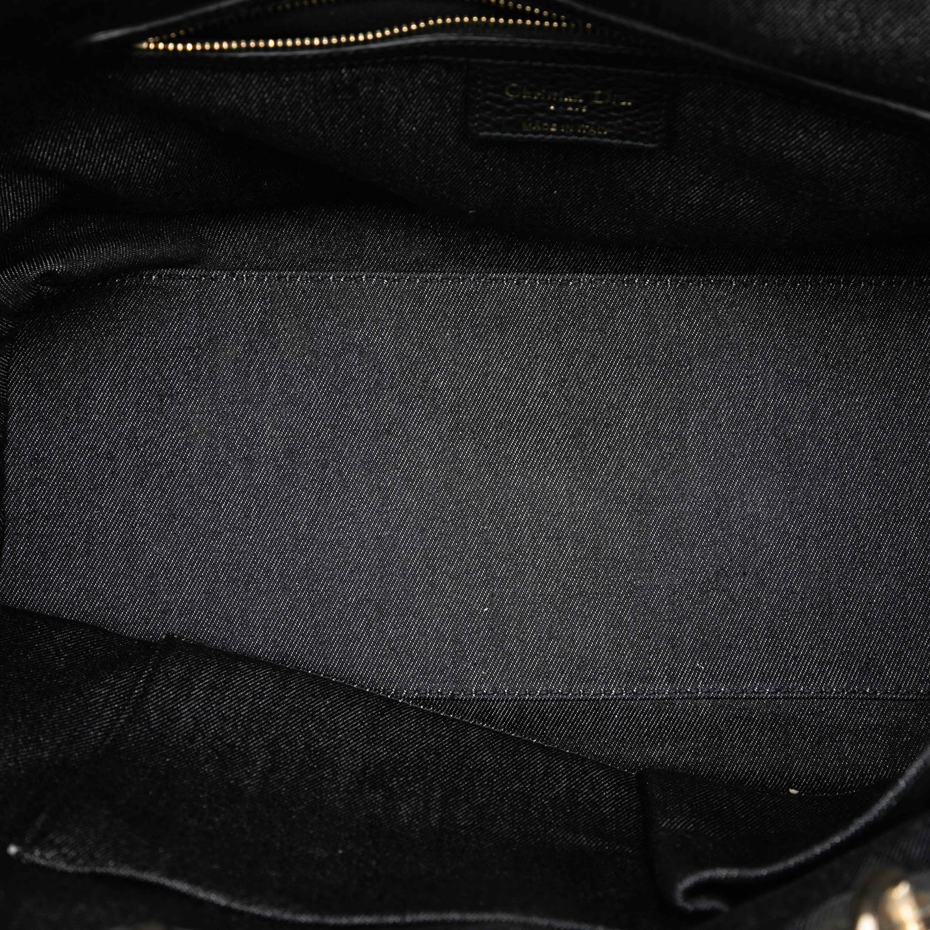 Dior Denim Patch D Light Satchel, från Luxclusif, i färgen svart. Klicka för att öppna bilden i stort format