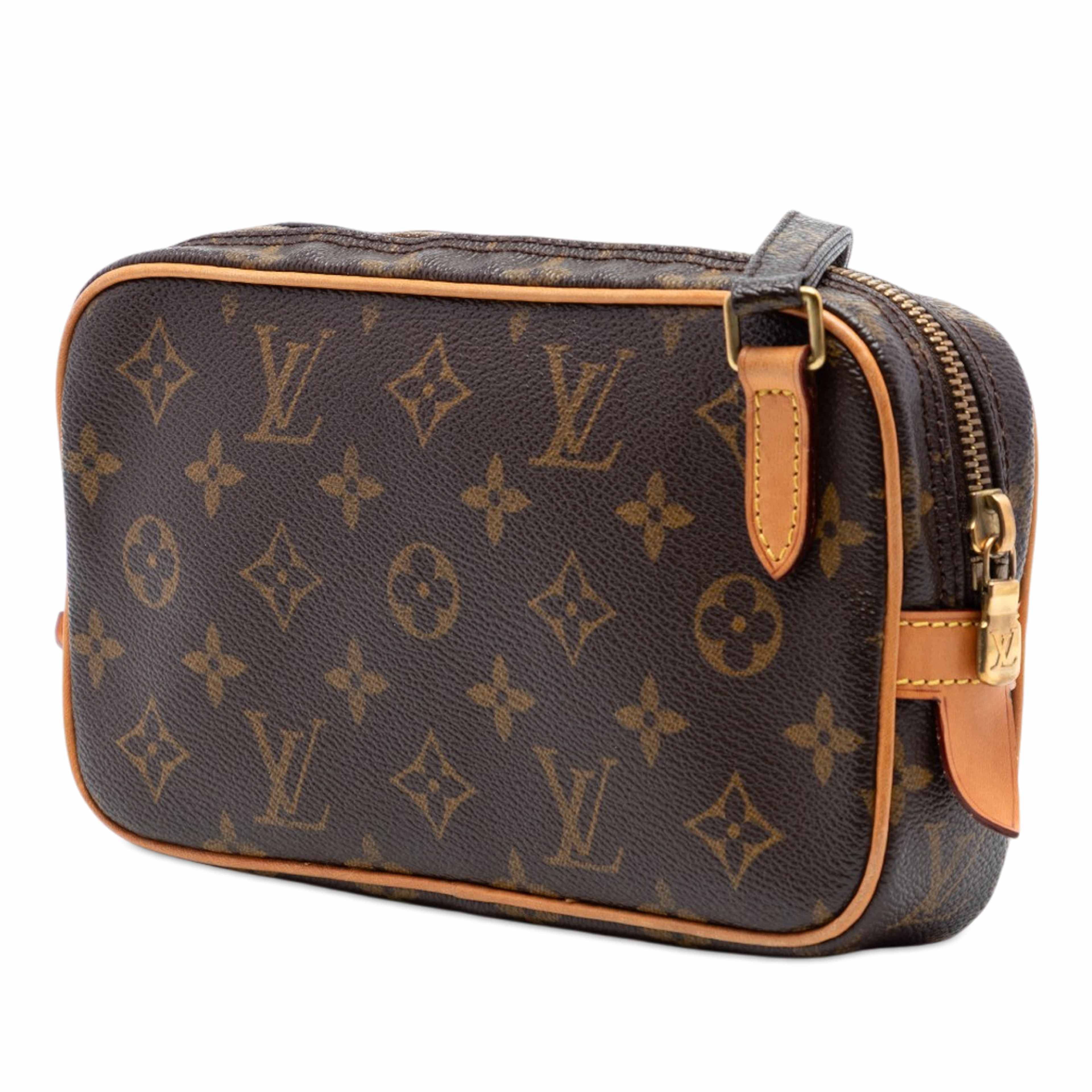 Louis Vuitton Monogram Pochette Marly Bandouliere, från Luxclusif, i färgen brown. Klicka för att öppna bilden i stort format