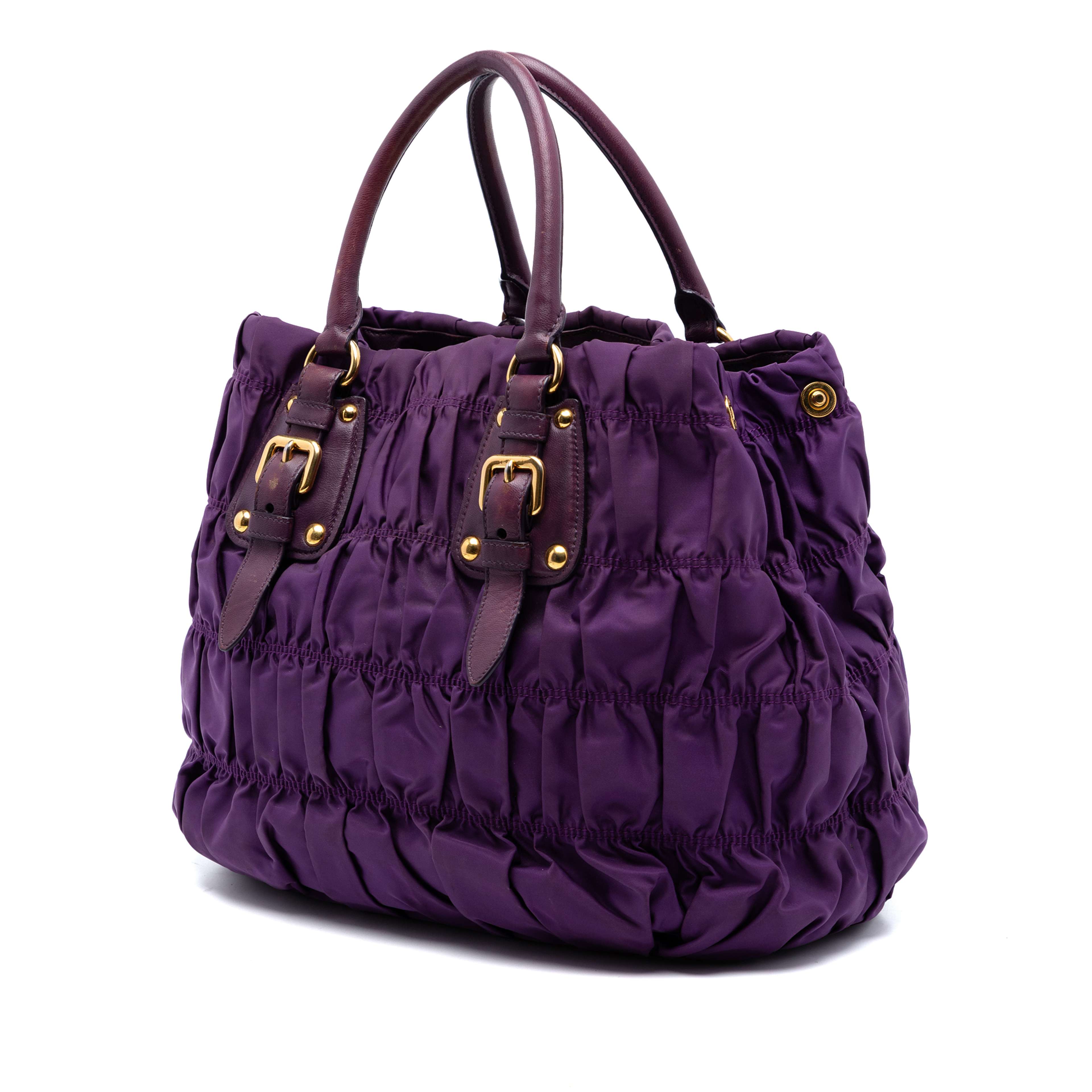 Prada Tessuto Gaufre Satchel, från Luxclusif, i färgen purple. Klicka för att öppna bilden i stort format