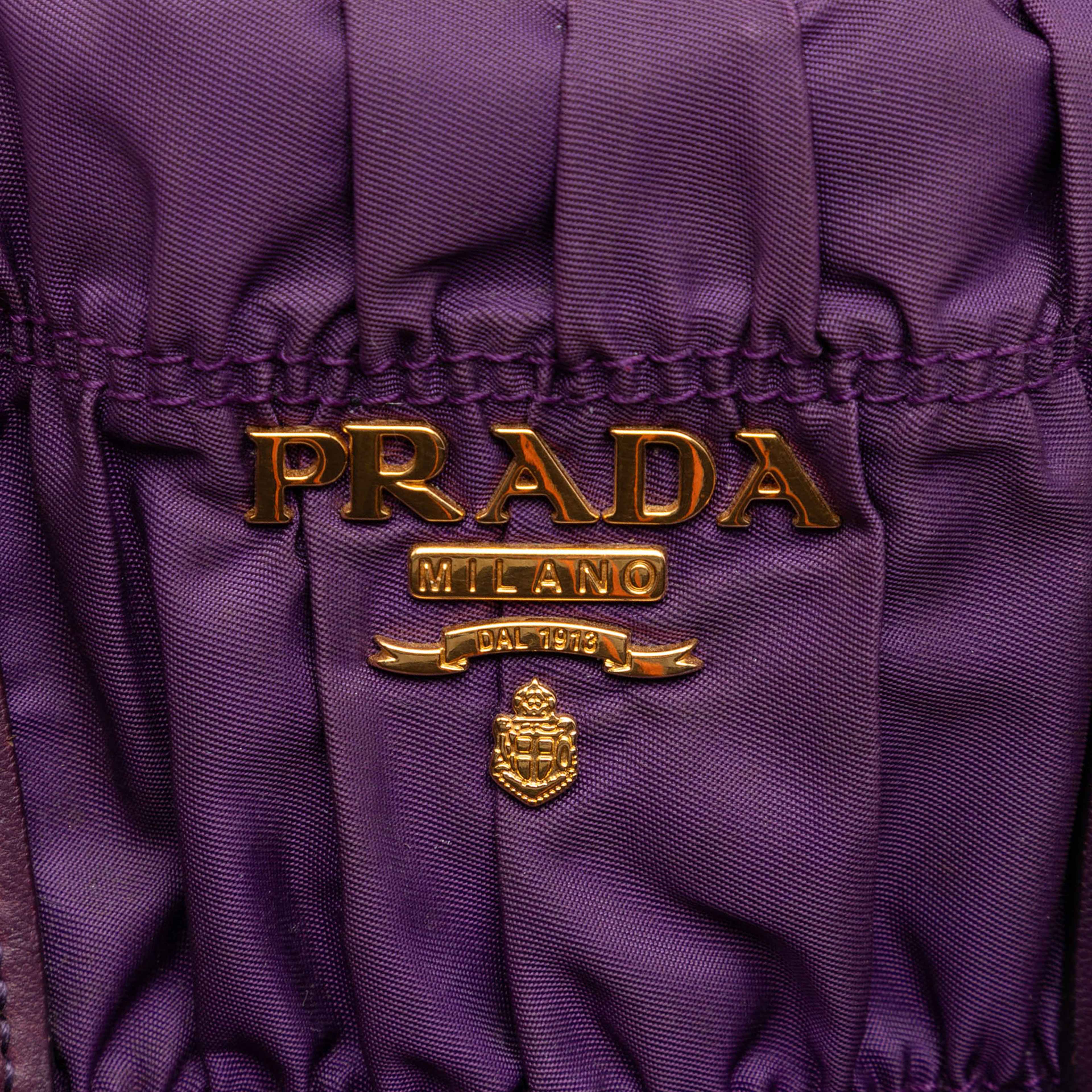 Prada Tessuto Gaufre Satchel, från Luxclusif, i färgen purple. Klicka för att öppna bilden i stort format
