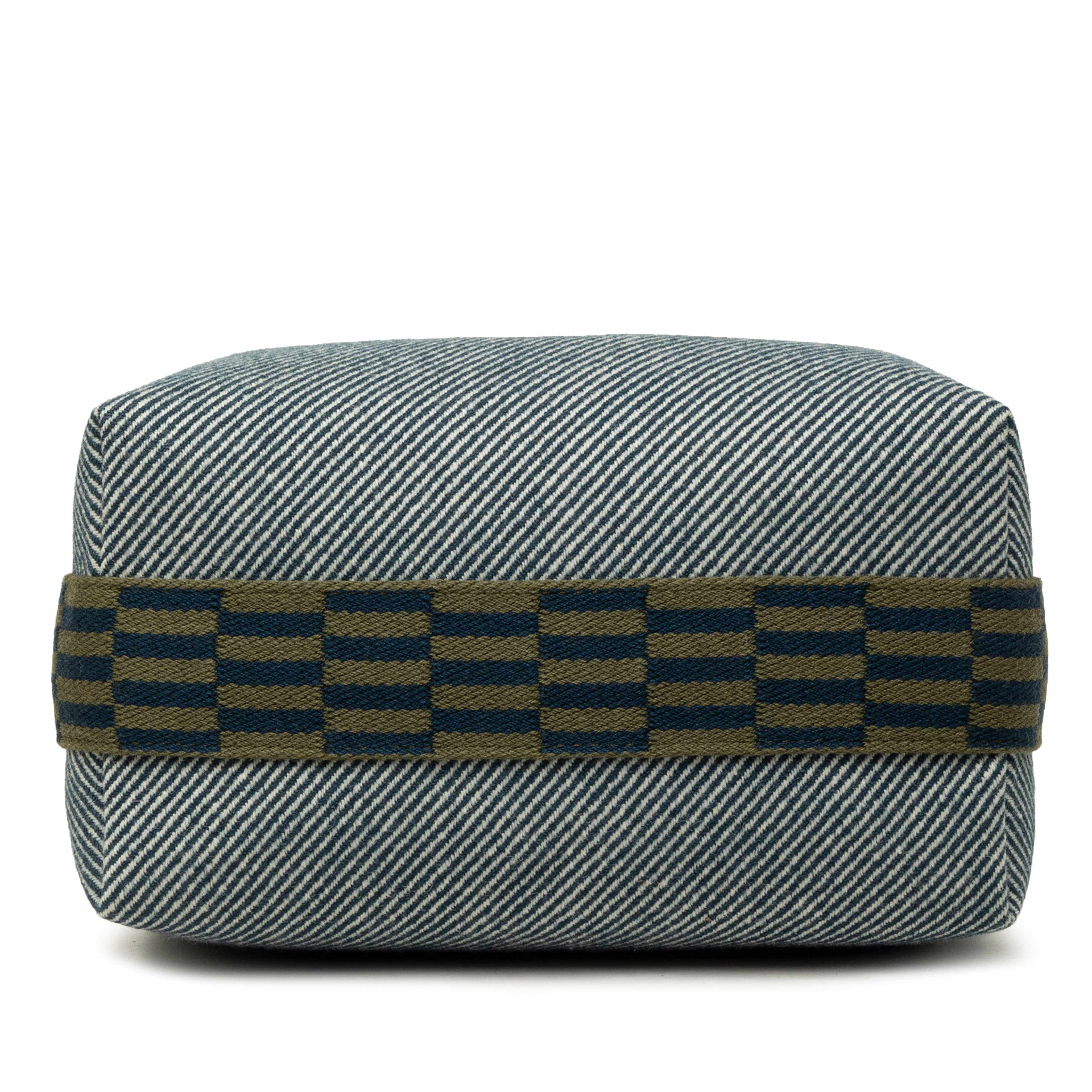 Hermès Small Wool Bride A Brac H Natte Case, från Luxclusif, i färgen blå. Klicka för att öppna bilden i stort format